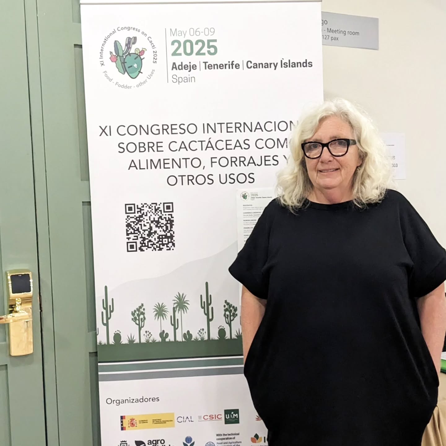Hoy, tuve el inmenso placer de ser parte del XI Congreso Internacional sobre Cactáceas organizado por el Instituto de Investigación en Ciencias de la Alimentación y el Instituto Canario de Investigación Agraria, celebrado en el hotel H10 de Adeje. Pude conversar sobre la importancia del aprovechamiento del carmín del Dactylopus Coccus Costa aplicado a la coloración textil como Patrimonio de nuestro archipiélago. Conversar con expertos de Marruecos, Méjico, Chile, Israel, Marruecos, España, Sudáfrica. Italia, Japón y Estados Unidos entre todos los reunidos. Una jornada rica en aprendizaje bilateral. Gracias a Gloria Lobo y Pilar Cano por su cariñosa acogida🌵🌵🌵@agrocabildo_tenerife @cabildotenerife @dry_cochineal_from_lanzarote @tenerifemoda @artesaniadecanarias