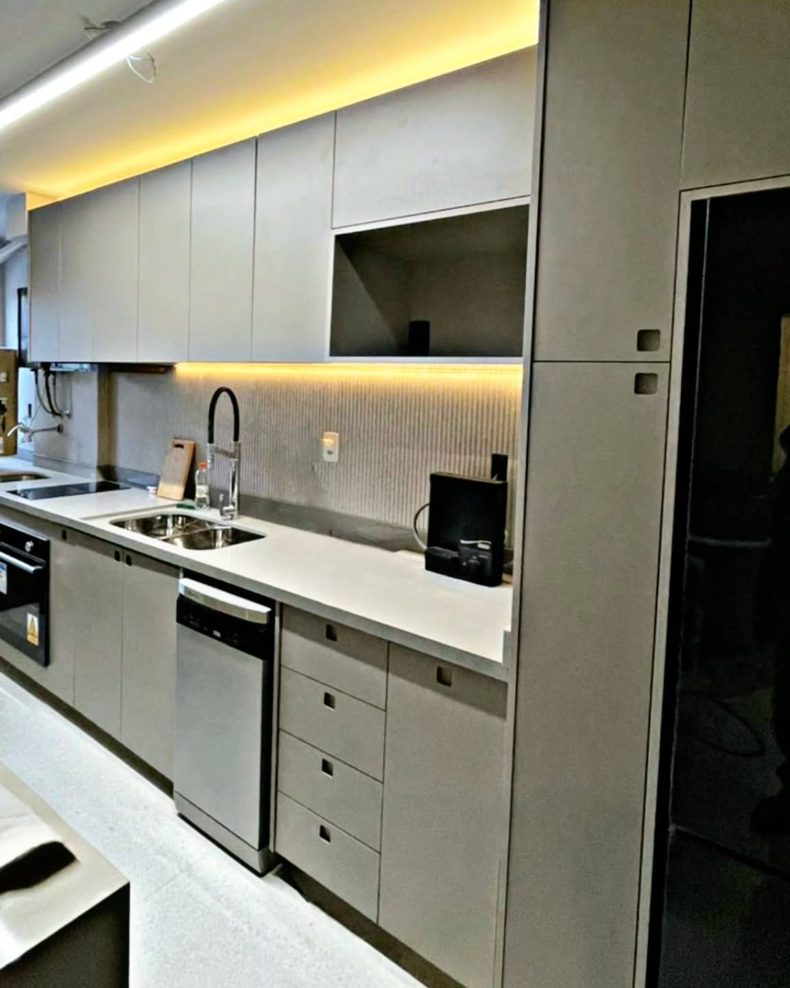 Cozinha sob medida executada pela Arbo Marcenaria: funcionalidade, elegância e acabamentos impecáveis em cada detalhe.✨️
Iluminação em LED, puxadores cava e layout inteligente para o dia a dia.😄
Entre em contato e transforme seu espaço!
WhatsApp 11 99145-4178
.
.
.
.
.
.
.
#ArboMarcenaria #MarcenariaSobMedida #CozinhaPlanejada #DesignFuncional