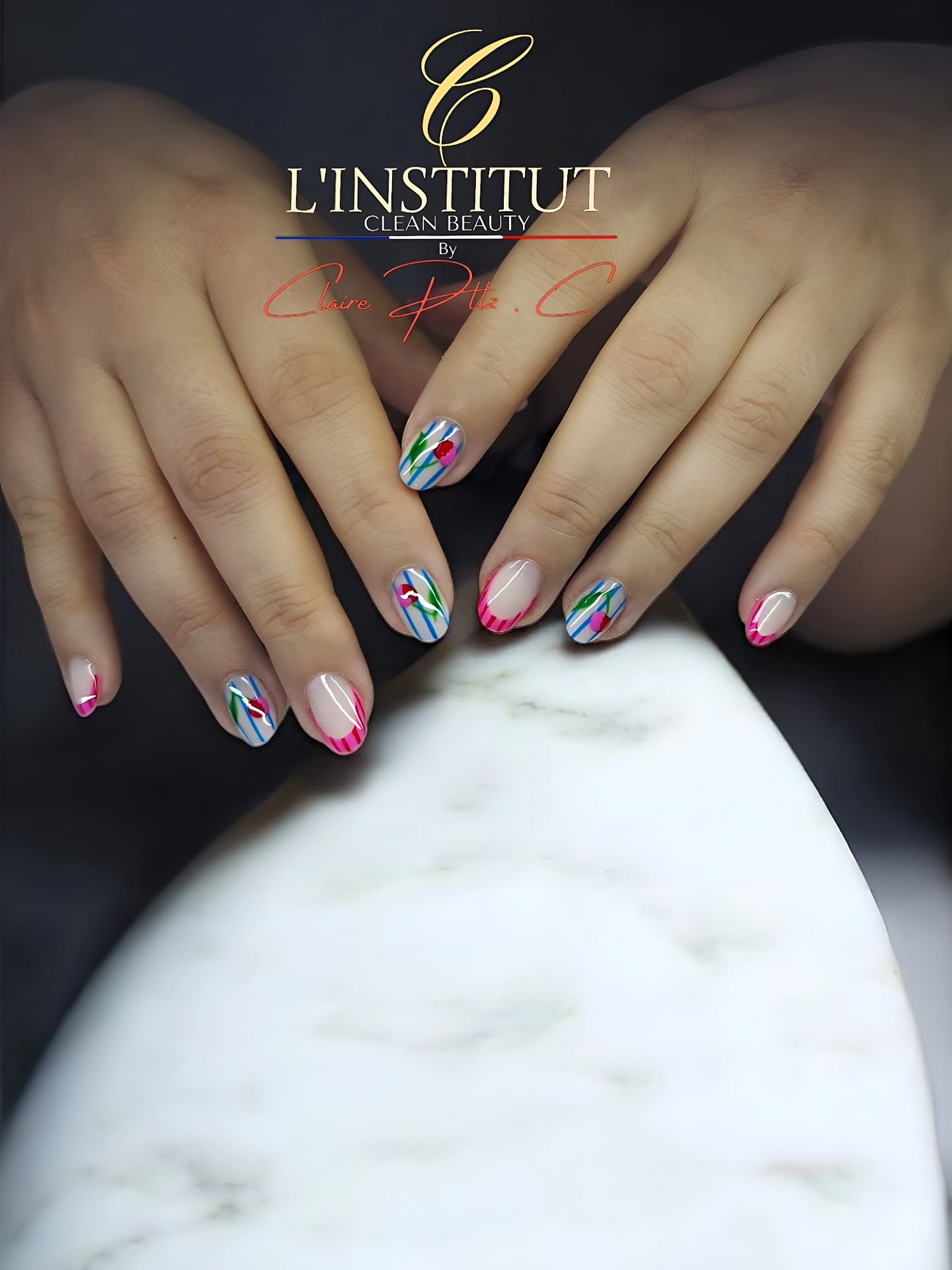 🍒Nail Art Cerise – L’élégance fruitée du printemps
Avant que l’été n’impose sa chaleur, ce nail art capture la fraîcheur du printemps dans toute sa splendeur.
Sur une base nude délicate, les ongles se parent de cerises stylisées, rouges et pétillantes, évoquant les premiers fruits gorgés de lumière. Des lignes colorées — bleu roi, vert tendre, rose fuchsia — viennent danser autour de ces détails, telles des brises joyeuses sur une toile d’avril.
Chaque ongle devient un petit poème graphique, mêlant modernité et douceur, pour un look à la fois gourmand, artistique et résolument saisonnier.
Une manucure parfaite pour célébrer les journées qui rallongent, les fleurs qui s’ouvrent… et les envies de légèreté.
Un printemps au bout des doigts, en attendant l’été.
.
.
Inspi : @matythenailgal
Model : @chat_hibette
Réalisée par : @c.linstitut.cleanbeauty
⚜️ 𝐂 -𝐋'𝐈𝐍𝐒𝐓𝐈𝐓𝐔𝐓 𝐂𝐥𝐞𝐚𝐧 𝐁𝐞𝐚𝐮𝐭𝐲 ⚜️
SOINS - ONGLERIE - BEAUTE DU REGARD - ÉPILATIONS
📆 𝗥𝗗𝗩 👉 https://c-linstitut.wixsite.com/valence
🚘 A 5 min du centre ville de VALENCE
🅿️ PARKING PRIVATIF GRATUIT🫰
🚍 BUS Citea 4 ou Citea 8 🛑 Demande Arrêt :
🚸Centre commercial ou 🚸Pierre blanche
📍1310 Avenue de la République
07500 Guilherand-Granges
(En face de Auchan et Norauto)
BESOIN DE CONSEILS OU AUTRE DEMANDE ⁉️
Si aucune disponibilité ne vous convient, ou vous ne savez pas quelles prestations choisir, merci de laisser un message au : 07.81.13.48.24
.
.
.
.
.
#valenceville
#valleedeladrome #guilherandgranges #dromoise #onglesvalence #nailsartist #nailartvalence