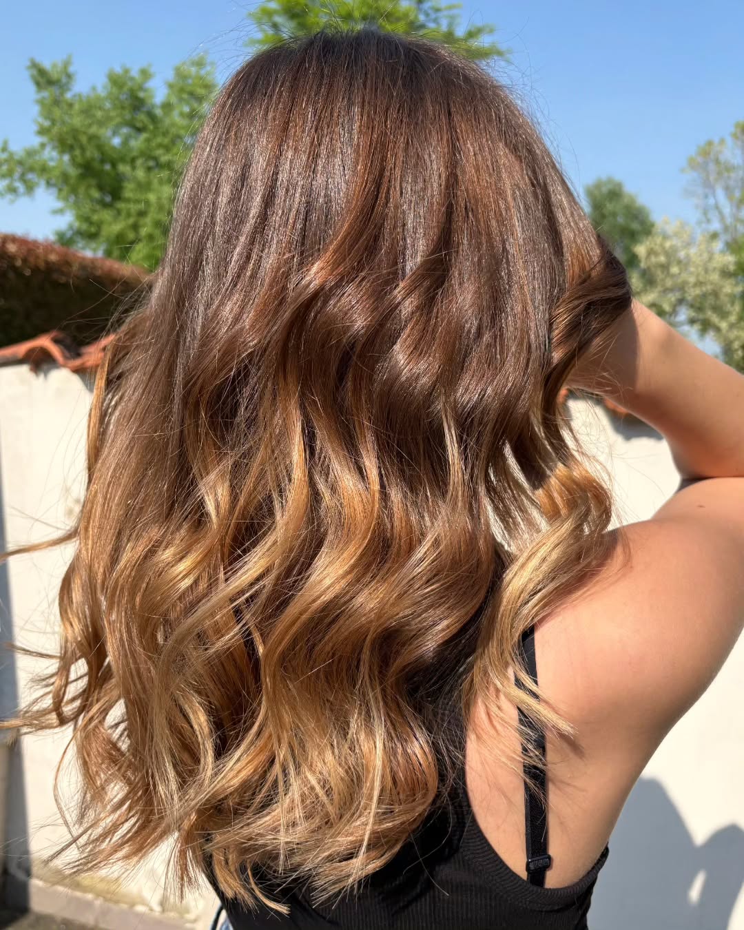 🌟SCHAIARITURE DI QUALCHE MESE FA?
Alice è arrivata in salone con un desiderio preciso: ravvivare le sue schiariture effettuate qualche mese fa un po’ spente e opache.
Non abbiamo effettuato altre schiariture ma abbiamo scelto per lei il Gel Colore Illuminante al Mirtillo, un trattamento di bellezza a pH acido che non solo tonalizza delicatamente, ma richiude le squame del capello rendendolo capace di riflettere la luce naturale.
🌟Grazie alla sua formula in olio gel al mirtillo, il capello si nutre, ritrova morbidezza e luminosità e i riflessi si accendono di nuova vita.
Il risultato? Un effetto sano e brillante, che esalta il suo colore naturale ridando vita alle schiariture
Una vera coccola di bellezza firmata Tricovita Parrucchieri.
#SchiaritureCapelli
#CapelliBiondi
#HairGoals
#Balayage
#HairInspo
#ColorazioneCapelli
#HairTransformation
#CapelliSchiariti
#CapelliPerfetti
#BlondeHair
#HairColor
#CapelliNaturali
#HairLovers
#CapelliDelicati
#SchiarituraBionda
#HairstyleInspo
#TendenzeCapelli
#CapelliTrend
#BalayageLovers
#CapelliSchiaritiPerfetti