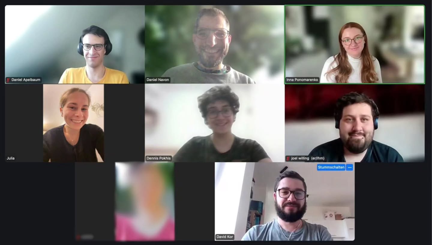 Am 14. Mai führten wir unter Koordination von der VJSH-Regiogruppenreferentin Inna unseren ersten hessenweiten VJSH-Regiotreffen durch: Gemeinsam mit allen Regionalsprecher:innen haben wir eine die Regio-Ordnung diskutiert und beschlossen, uns über Erwartungen ausgetauscht und konkrete Ideen sowie Projektvorschläge gesammelt. In der produktiven Runde wurden erste Konzepte für lokale Initiativen von den Regionalsprecher:innen vorgestellt, die nun in den Regionalgruppen weiter ausgearbeitet und umgesetzt werden. Die VJSH-Regionalgruppen bilden einen elementaren Bestandteil des VJSH – wir freuen uns auf die gemeinsame Zusammenarbeit und darauf, die geplanten Projekte in ganz Hessen zum Leben zu erwecken ✡️✊