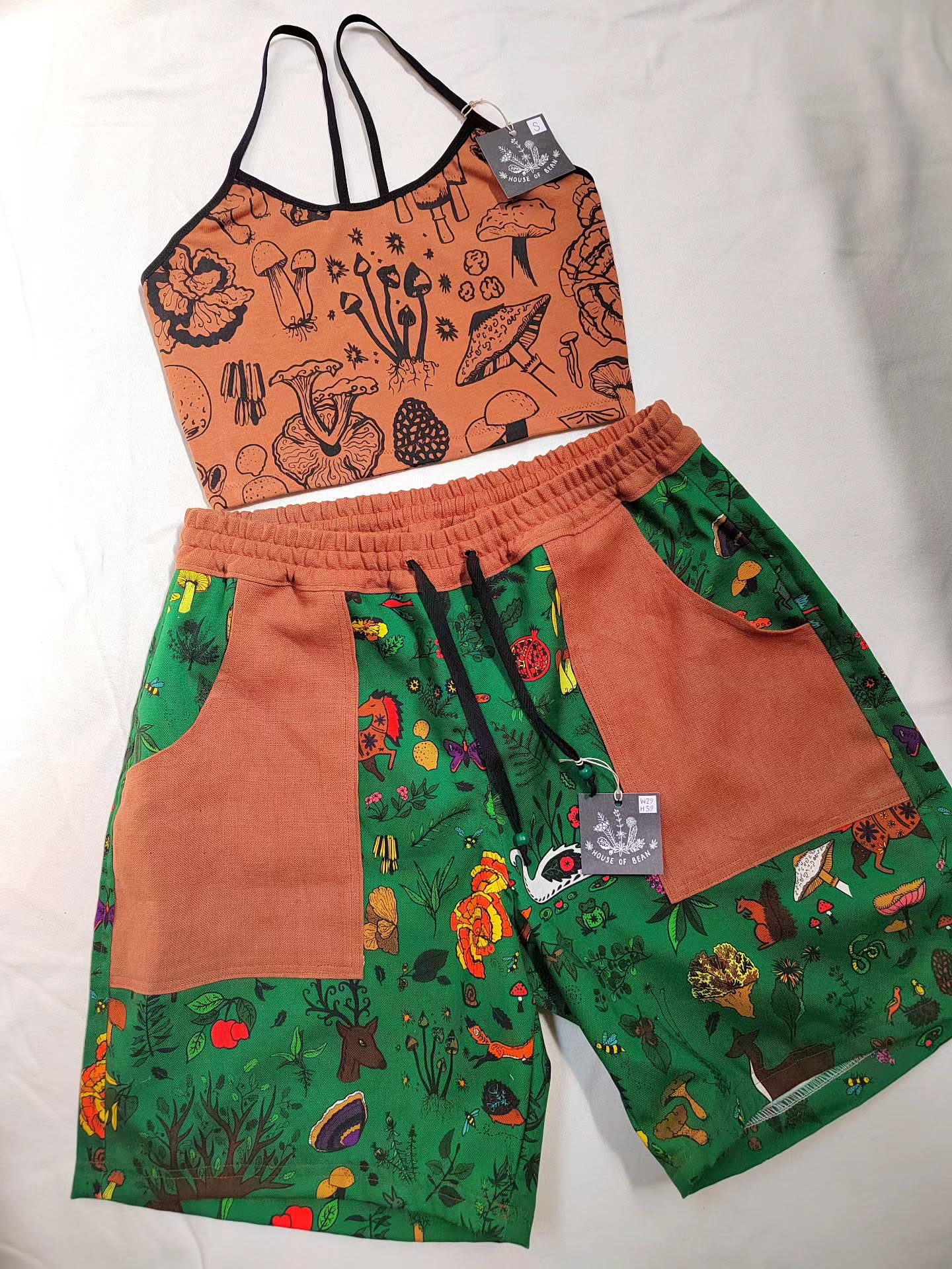 a custom set made this week for a lovely customer! if you see something you like and fancy a matching set being created for you do drop me a message 💚 always lovely to make new ideas come true 💫
www.houseofbeanco.com
#illustration #botanical #hempclothing #sustainableclothing #handmade #madetoorder #smallbusiness #screenprint #mushrooms #pigmentprinting #organiccotton #organichemp