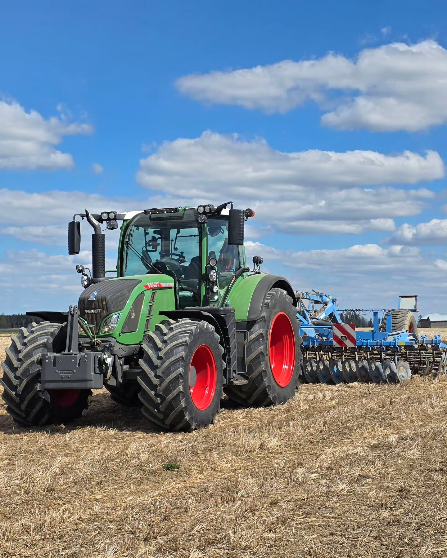Automaattiohjausvalmiudella varustettuun Fendtiin asennettiin ensimmäinen CANHUB ohjaus. CANHUB ohjainlaite on uusi ratkaisu väyläohjaukseen joka mahdollistaa esimerkiksi tässä koneessa alkuperäisen aktivointikytkimen toiminnan! Pienen koon ansiosta myös asennus helpottuu. Vastaanotin asennettiin Fendtin alkuperäiselle paikalle, kattoluukun sisään. Tästä ei paljon asennus siistimmäksi muutu! 🤩
CANHUB on nyt saatavilla eSteer 20 MAX ja eSteer 10 malleihin! 🚜
#efixag #agronav #fendt #automaattiohjaus #täsmäviljely