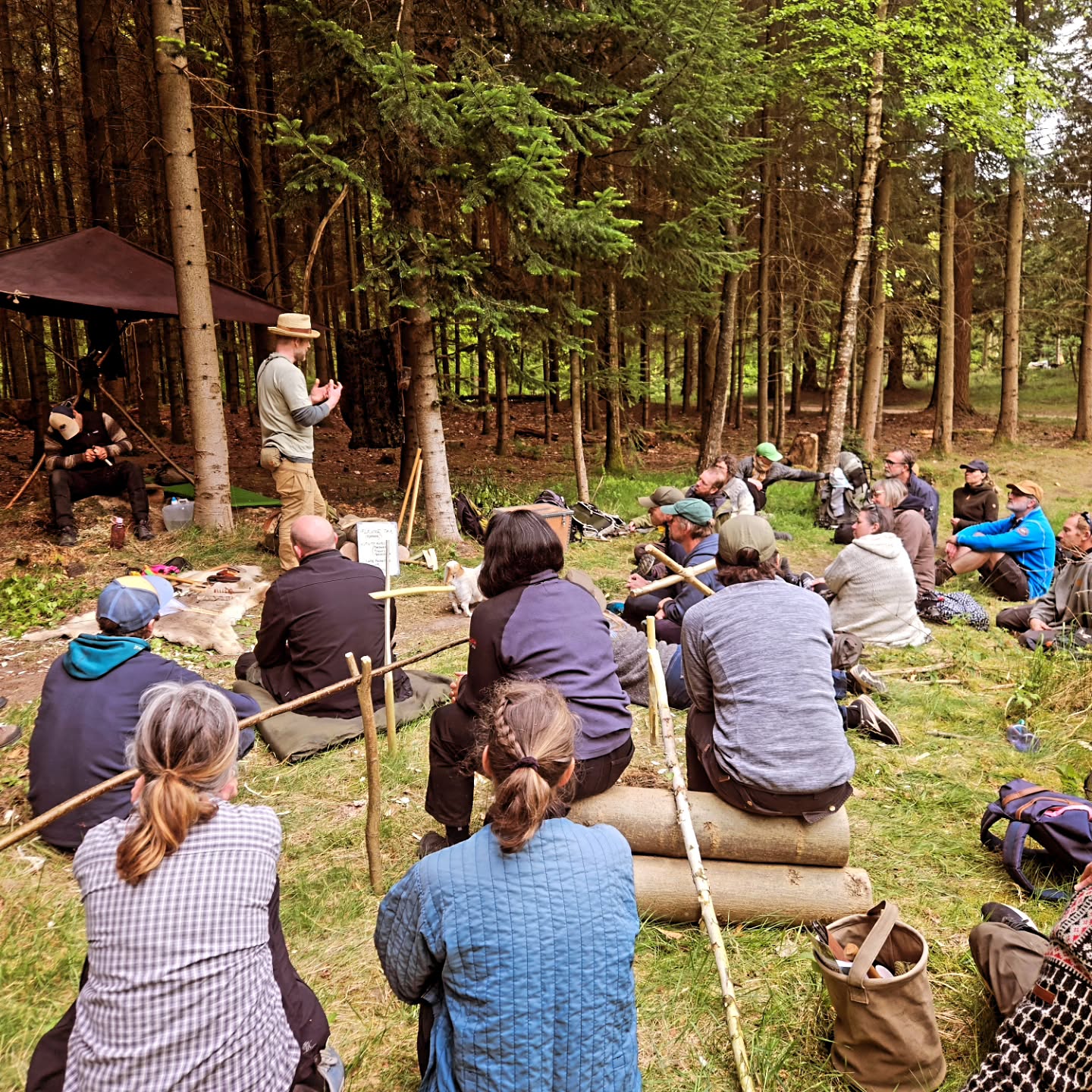Danish Bushcraft symposium well doing. Lots of crafts, talks, good food and even better company 🌿🔥
@weidickoutside @johanne.christiani @lisa_fenton_ @skovskolen_ku
Martin Hedemand @mitrine
#Bushcraft #bushcraftsymposium #primitiveskills #woodcarving #birchbarkcontainer #friluftsvejleder #friluftsliv #vildmarksliv #udeliv #keepitsimple #bushcraftdanmark #bushcrafteurope
