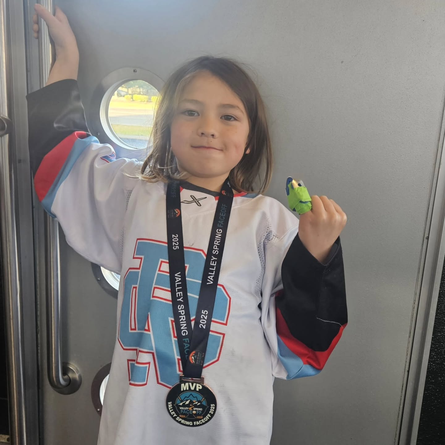 Lucas & Zacky finished their hockey tournaments. Lucas injured his finger(dislocated pinky) but played till the end! Earned his MVP medal!!!! Zacky team went to semi final. He did great on his first tournaments. I am so proud of you, boys.
ルーカスとザッキー、無事にホッケートーナメント終了。週末は、ほぼカナダまで運転。大変だったけど、結果良ければすべて良し。
ルーカスは小指の関節外れたが、最後まで参加してMVPいただきました。
ザッキーチームはセミファイナルまで行けたし。2人ともよくやった。
これでしばらくはホッケーがないのでやっとゆっくりできます。