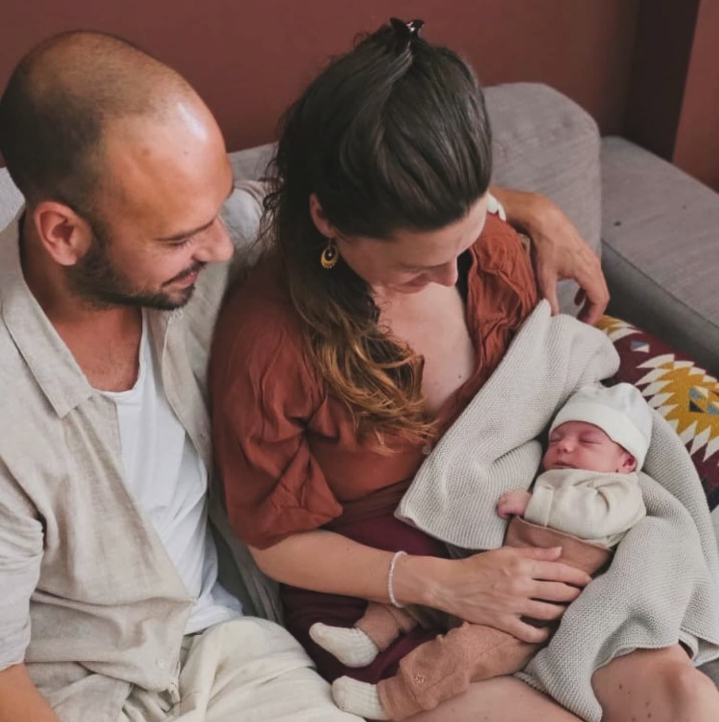 🌹 Ze is er! 🌹 Maya Rose Ram
Onze prachtige dochter Maya Rose is geboren onder het licht en de piek van de volle maan in Schorpioen op maandagavond 12 mei 2025. Wat zijn we trots op ons prachtige wondertje maar hé wat een journey is dit ook, van de zwangerschap tot aan de geboortereis tot aan deze eerste week als ouders en het geven van borstvoeding (iets waar echt te weinig over gesproken wordt...).
Een reis voor mij als vrouw waarin mijn moederhart overstroomt van liefde en ik een immens gevoel aan verantwoordelijkheid voel voor dit kleine meisje. Een reis voor mijn partner Robin die zijn rol als vader aan het ontdekken is en mij bijstaat in mijn herstel, wat voel ik me dankbaar voor deze man die er voor kiest om uitgebreid aanwezig te zijn voor zijn vrouw en dochter.
De hormonen gieren nog door mijn lijf en ik voel me absoluut een chaotische overspoelde divine feminine wervelwind die haar gronding zoekt als moeder en veranderende vrouw.
Wat een emotionele reis! Afgelopen dinsdag 21 mei, zou mijn vader 70 jaar zijn geworden. Het maakt me verdrietig dat hij ons meisje nooit fysiek, in levende lijve zal ontmoeten, ook al weet ik dat hij in Spirit continu bij haar is. Mijn zusje is met haar kinderen naar zijn graf gegaan, om daar rozen neer te leggen en hem te laten weten dat we aan hem denken 🌹
Wij zitten in onze bubbel en dat blijven we voorlopig nog wel even, want we vinden het zowel belangrijk als heerlijk om zoveel mogelijk met ons drietjes te zijn, elkaar te leren kennen en Maya Rose een zachte landing op aarde te brengen. Daarnaast hebben wij ook een zachte landing nodig in het ontdekken van onze nieuwe rol als ouder.
Welkom (terug) op Aarde meisje, onze liefde voor jou is onvoorwaardelijk groots, we zijn zo verliefd. We kijken ernaar uit samen een levensreis te maken en je de wereld te laten ontdekken 🤍🌸