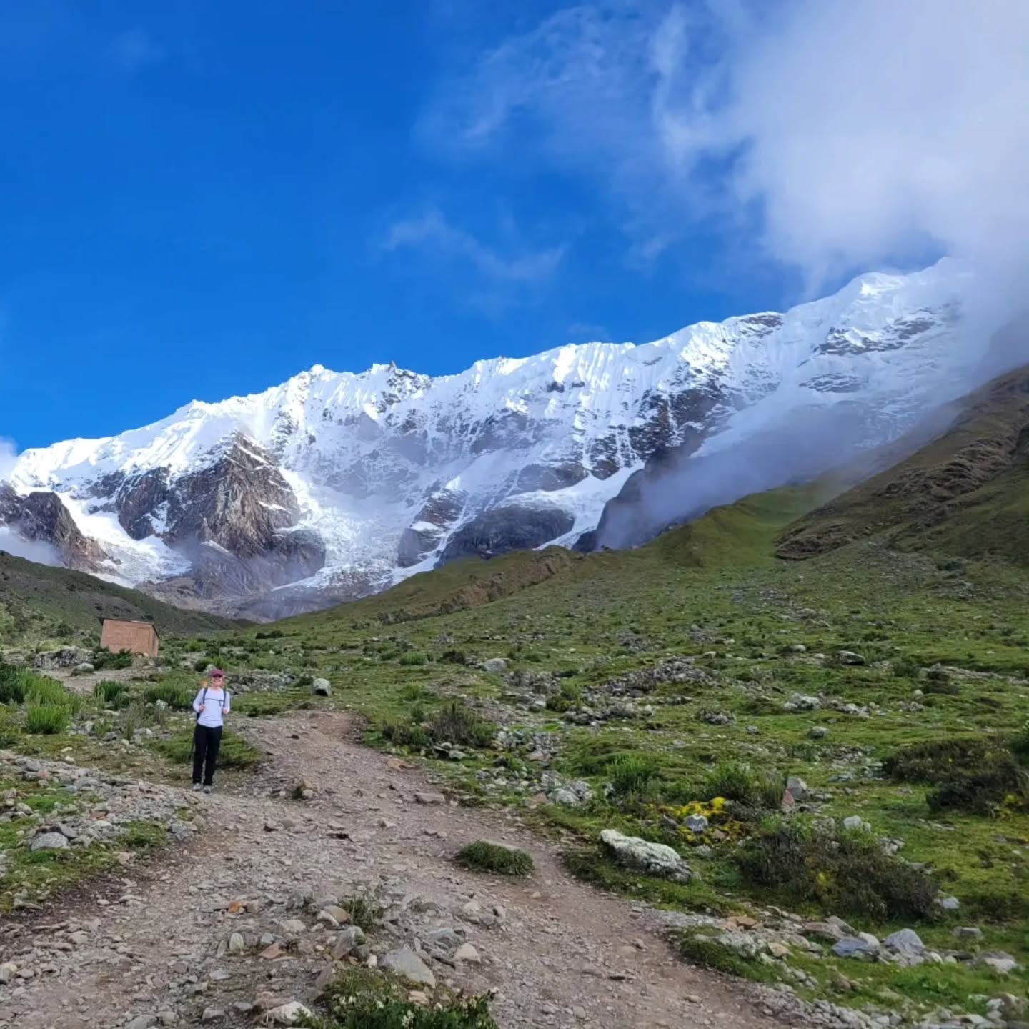 If you're dreaming of faraway places, let Peru be your next escape. Mountains, ruins, colors and cultures that took our breath away (quite literally 😂) - new link in bio!
.
.
.
.
.
#travel #twogirlsgetaway #travelblogger #gltlove #glt #dametraveler #sheisnotlost #travelgirl #peru #machupicchu #visitsouthamerica #rainbowmountain #humantaylake #huacachina #wonderful_places #huntgram #wearetravelgirls