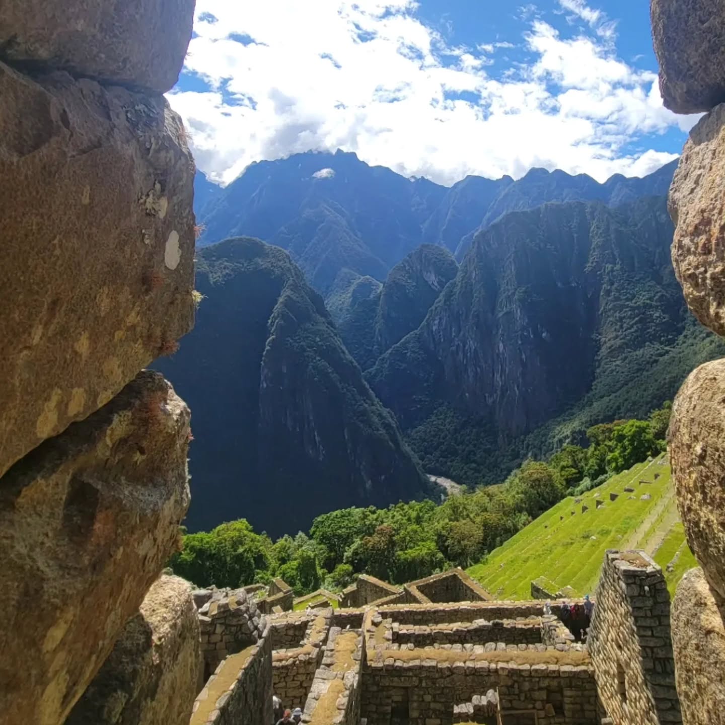 If you're dreaming of faraway places, let Peru be your next escape. Mountains, ruins, colors and cultures that took our breath away (quite literally 😂) - new link in bio!
.
.
.
.
.
#travel #twogirlsgetaway #travelblogger #gltlove #glt #dametraveler #sheisnotlost #travelgirl #peru #machupicchu #visitsouthamerica #rainbowmountain #humantaylake #huacachina #wonderful_places #huntgram #wearetravelgirls