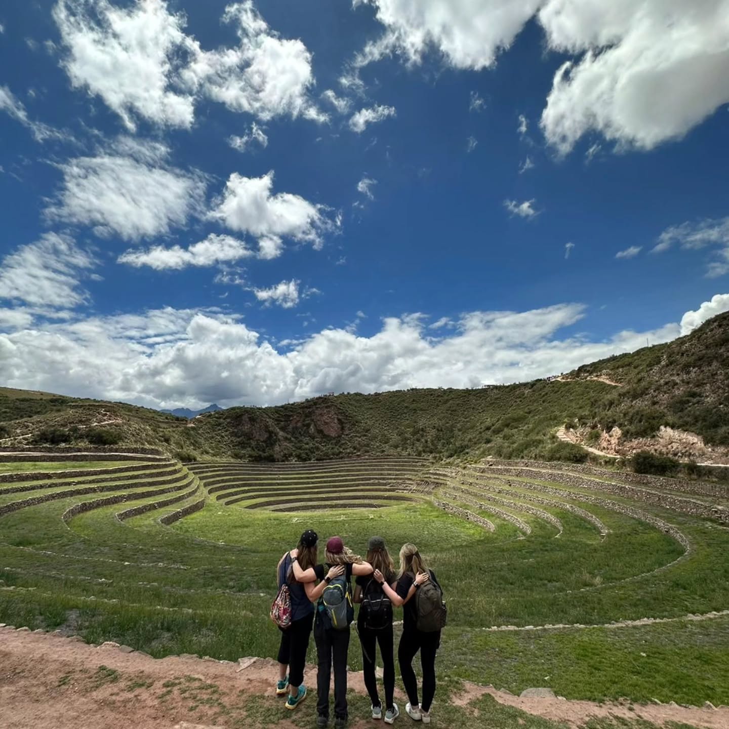 If you're dreaming of faraway places, let Peru be your next escape. Mountains, ruins, colors and cultures that took our breath away (quite literally 😂) - new link in bio!
.
.
.
.
.
#travel #twogirlsgetaway #travelblogger #gltlove #glt #dametraveler #sheisnotlost #travelgirl #peru #machupicchu #visitsouthamerica #rainbowmountain #humantaylake #huacachina #wonderful_places #huntgram #wearetravelgirls