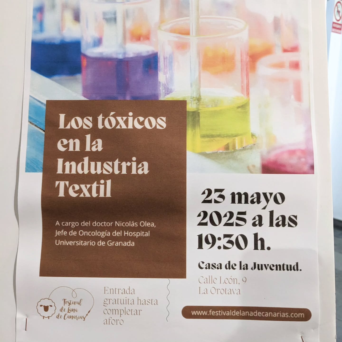 Cómo llevo diciendo y enseñando a diario. El ser humano con la inteligencia extraordinaria que le caracteriza ha conseguido a través de la historia transformar el petroleo en los objetos más coloridos, brillantes y deseables que el consumidor por ignorancia sigue comprendo sin límites. Hoy, la conferencia de Nicolás Olea nos ha enfrentado con una verdad que nadie quiere escuchar o ver...Gracias @festivaldelanadecanarias y @villalaorotava por organizar este encuentro. Mañana miraremos y consumiremos con los ojos más abiertos, con el deseo de mejorar nuestra SALUD y por consecuente el medio ambiente.🌸