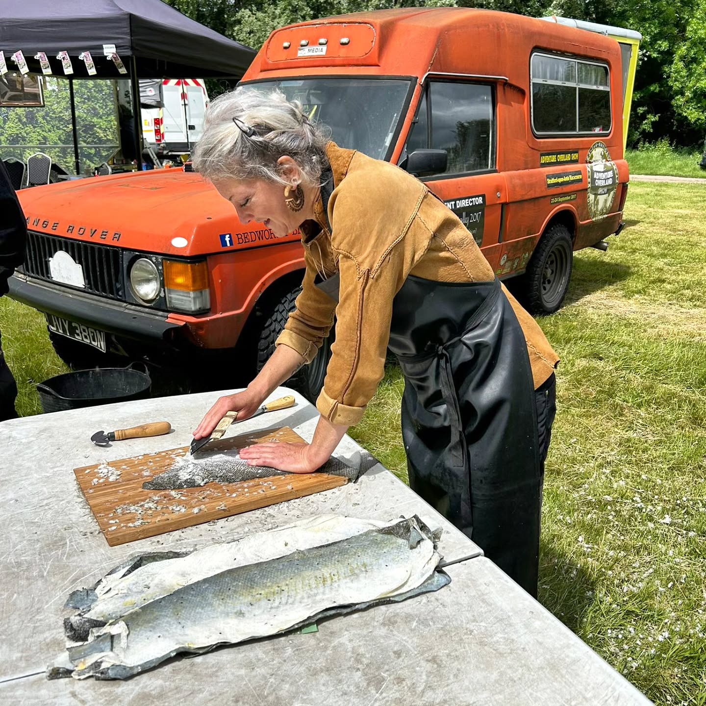 Had a wonderful, fun filled weekend at the Bushcraft Show! 🤩 Next is flint knapping in Poland. Van is packed and we are both ready for a relaxing ferry ride.
#bushcraftshow #fishskin #traditionalskills #primitiveskills #stoneage #aloneshow #hidetanning