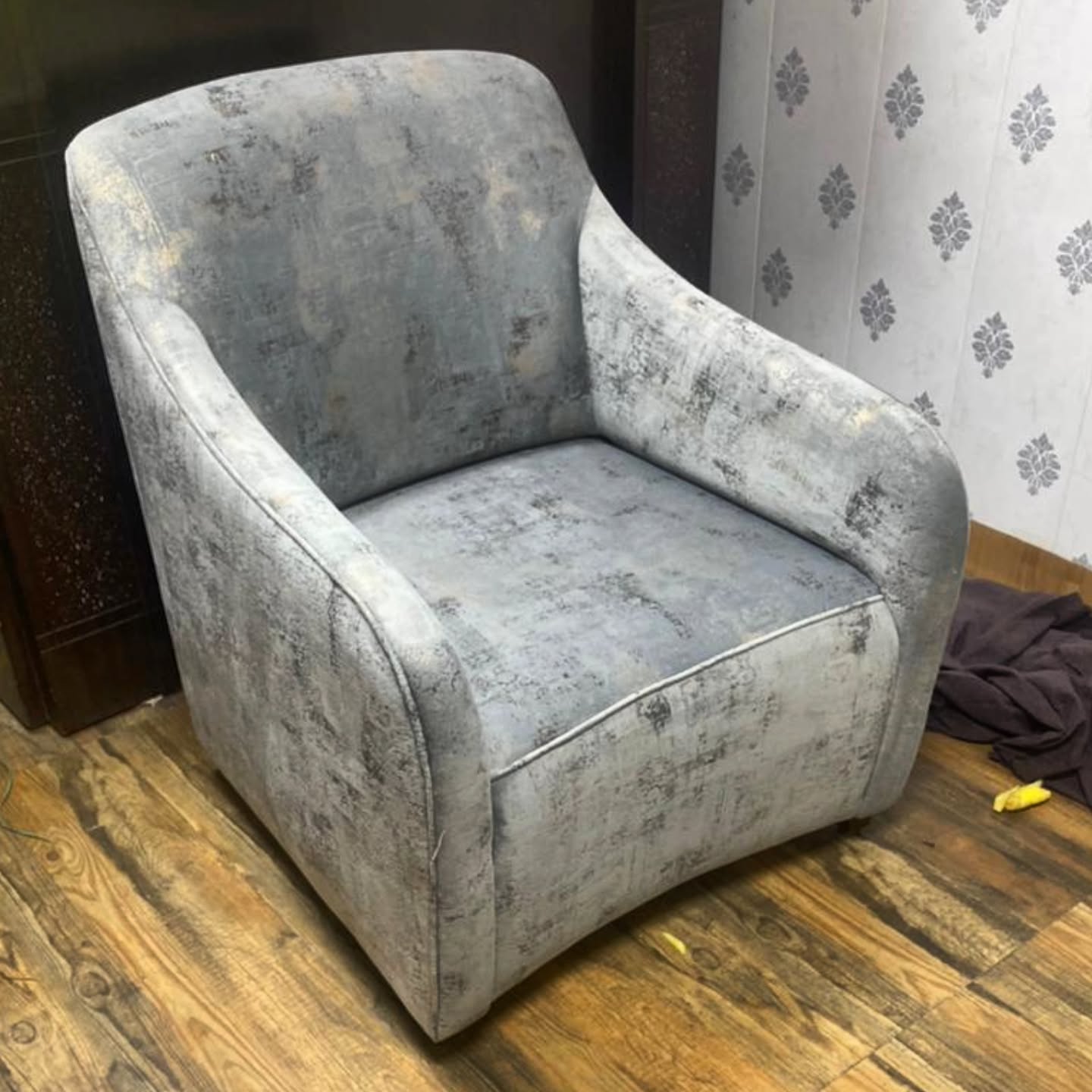 Single seater sofa crafted by Boozo.in
#sofaindelhincr #designerfurniture #designersofa #chairs #sofaoncall #sofaminimalis