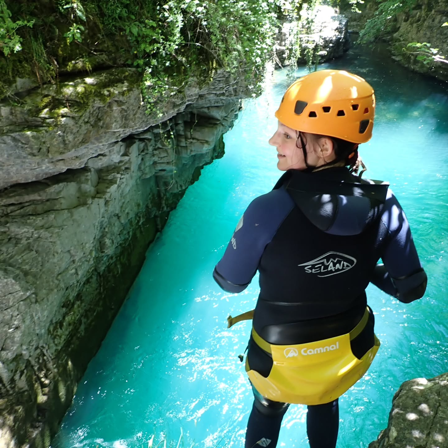 ¡Esa emoción cuando te toca saltar! 🤪 Hoy ambiente veraniego en Ainsa, capital europea del canyoning! 🤟
RESERVAS: www.wearecanyoneers.com
🚐 @area_ordesa_pirineos
.
.
.
.
#ainsa #huescalamagia #ordesa #ordesanationalpark #pyreneeën #pyrenäen #boltaña #pirinioak