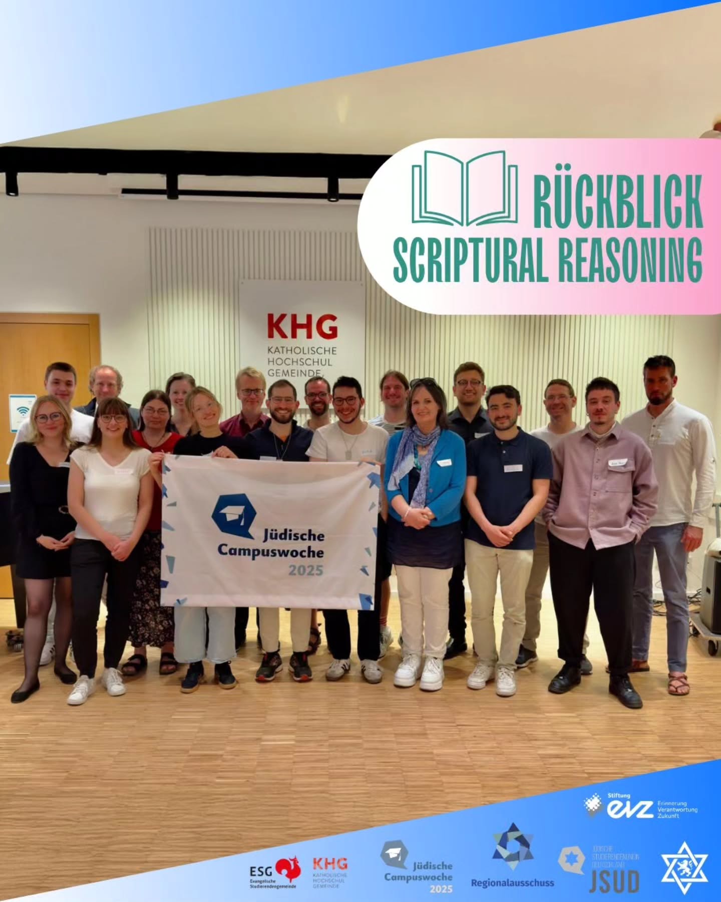 Am 21.5.2025 veranstalteten wir im Rahmen der Jüdischen Campuswoche gemeinsam mit der Katholischen Hochschulgemeinde (KHG) und der Evangelischen Studierendengemeinde (ESG) eine interreligiöse Begegnung auf dem Campus Westend der Goethe-Universität. Nach einer spannenden Kennenlernrunde mit „Talking Wheel“ stärkten wir uns bei einem gemeinsamen koscheren und veganen Essen. Anschließend beschäftigten wir uns mit dem Wochenabschnitt der Thora, der das Gebot zur Sabbatruhe und Sabbatjahr behandelt.
Die Teilnehmenden tauschten sich in einer lebhaften Diskussion aus jüdischer und christlicher Sicht über Fragen der Sabbatpraxis aus: Wie lässt sich das Ruhegebot im heutigen Alltag umsetzen? Welche spirituelle Bedeutung hat es für uns?
Zum Abschluss zogen wir gemeinsam ein Resümee - was für eine gelungene Veranstaltung!