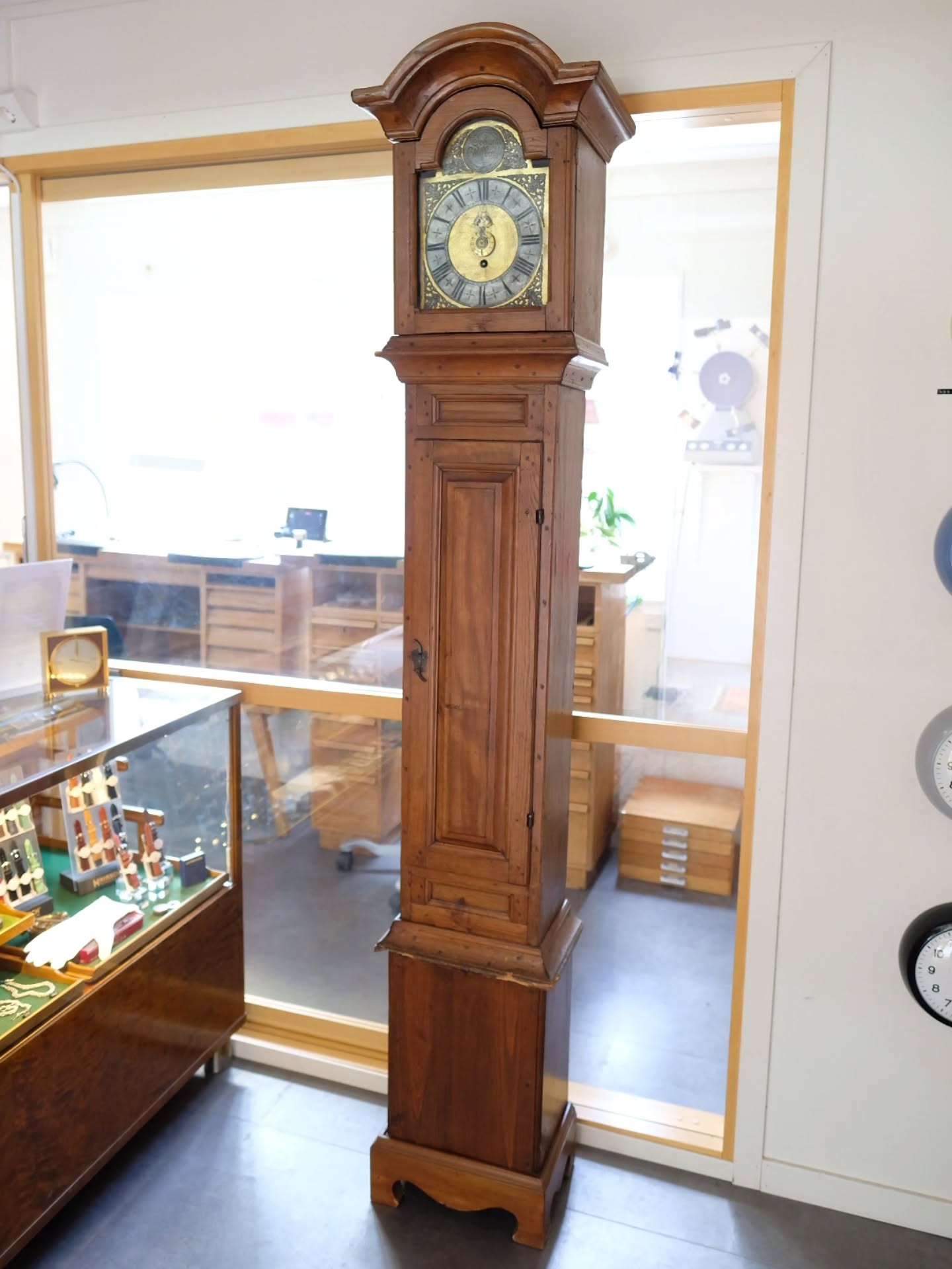 Till salu i verkstaden: Stjärnsundsur från 1700-talet tillverkat av Johan Walberg. Uret har originalfodral och urverket är varsamt helrenoverat. Förutom tidvisning med skeletterad visare i stål har urverket larm. Man ställer mässingsskalan runt visaren på tiden man vill att larmet ska ringa och drar ut larmlodet. Pris 14 000:-
#klocka #urmakeri #clock #uppsala #mittuppsala #stjärnsundsur #stjärnsund