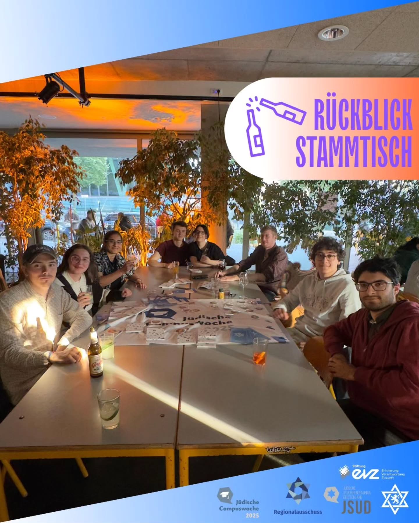 Stammtisch Vibes
Im Rahmen der Jüdischen Campuswoche haben wir bei Drinks und guten Gesprächen einen richtig schönen Abend verbracht – offen, entspannt und einfach wir selbst.
Gute Gespräche. Gute Leute. Und gute Getränke.
Claiming back our campus.
Und: Es ist erst der Anfang – solche Treffen werden öfter stattfinden!