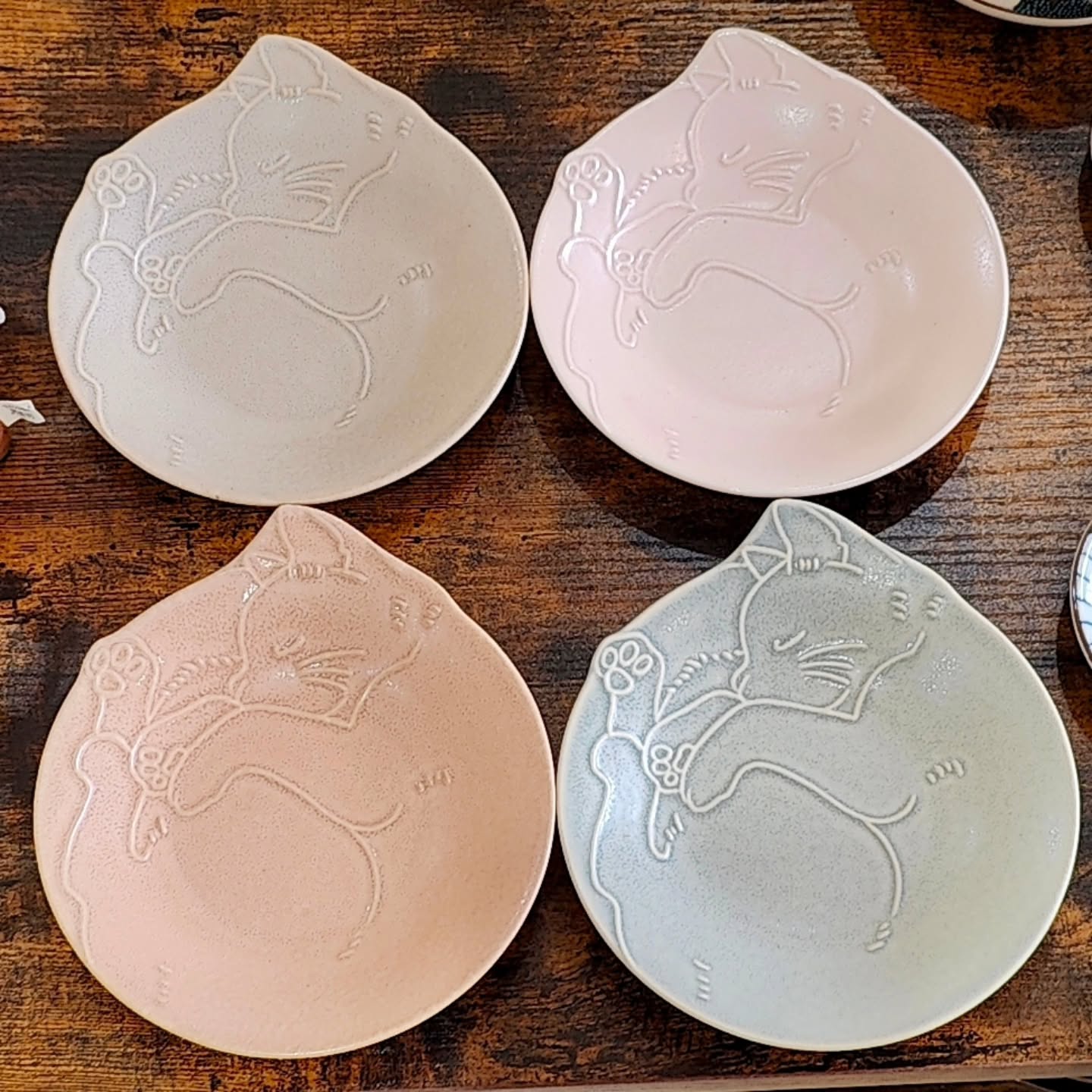✨ Bonne nouvelle ✨
Les assiettes à dessert Neko sont de retour !
Parfaites pour émerveiller vos convives cet été et servir vos meilleurs desserts !
Également adaptées pour vos chats, elles pourront accueillir croquettes ou pâtée 😻
#tanuki #bordeauxmaville #bordeaux #japon #japan #chat #neko