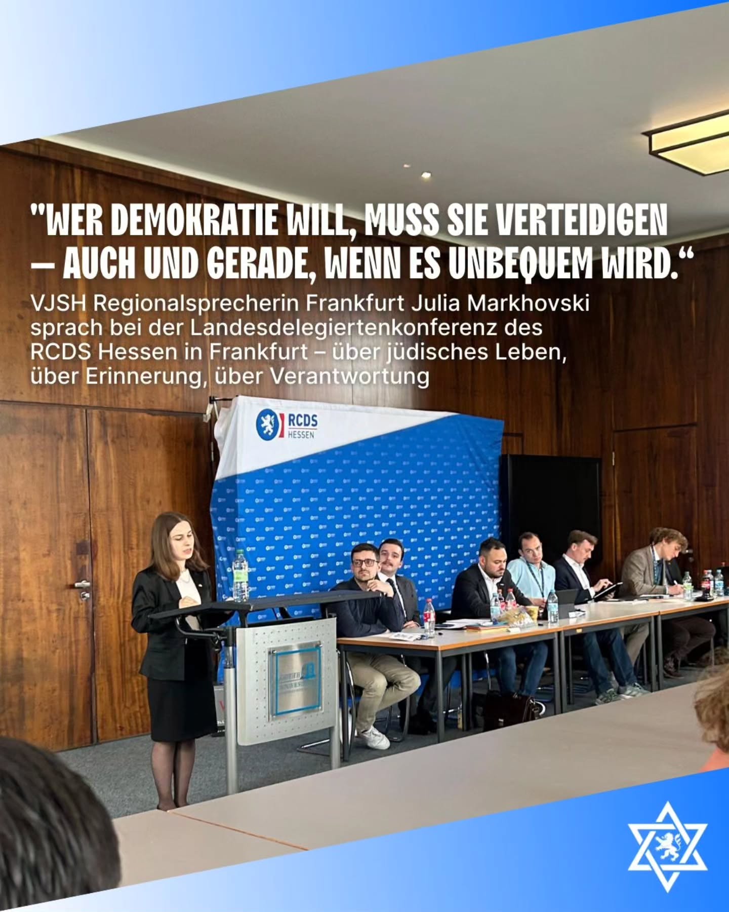 „Wir stehen für eine offene, wehrhafte Demokratie – mit Mut, Chutzpe und Haltung.“
Als Regionalgruppensprecherin Frankfurt des VJSH hat Julia Markhovski bei der Landesdelegiertenkonferenz des RCDS Hessen gesprochen – an einem bedeutungsvollen Ort: der Goethe-Universität Frankfurt. Gegründet durch jüdisches Bürgertum – und zugleich eine Universität, die viele ihrer jüdischen Denker unter dem NS-Regime verlor.
Heute erleben wir erneut, wie jüdisches Leben bedroht wird:
- Ein jüdischer Student wird in Berlin brutal zusammengeschlagen.
- Vorlesungen werden gestört, proisraelische Studierende ausgegrenzt.
- Auf Deutschlands Straßen marschieren Extremisten, fordern die Intifada – und rufen zur Vernichtung Israels auf.
Das ist keine legitime Meinungsäußerung. Das ist Hetze. Das ist eine Gefahr für uns alle.
Wir dürfen nicht länger schweigen.
Wir müssen handeln – jetzt.
Mit klarer Haltung, mit demokratischer Wehrhaftigkeit und mit Verbündeten wie dem RCDS an unserer Seite.
Denn: Nur gemeinsam – im Sinne von Kehilla – können wir dem Hass entgegentreten.
Für Toleranz, für Freiheit, für eine Zukunft, in der jüdisches Leben selbstverständlich sicher ist.
Jetzt. Und entschlossen.
#WehrhafteDemokratie #NieWiederIstJetzt #TikkunOlam #VJSH #RCDS #GegenAntisemitismus #JüdischesLeben #GoetheUniversität #Zusammenstehen
