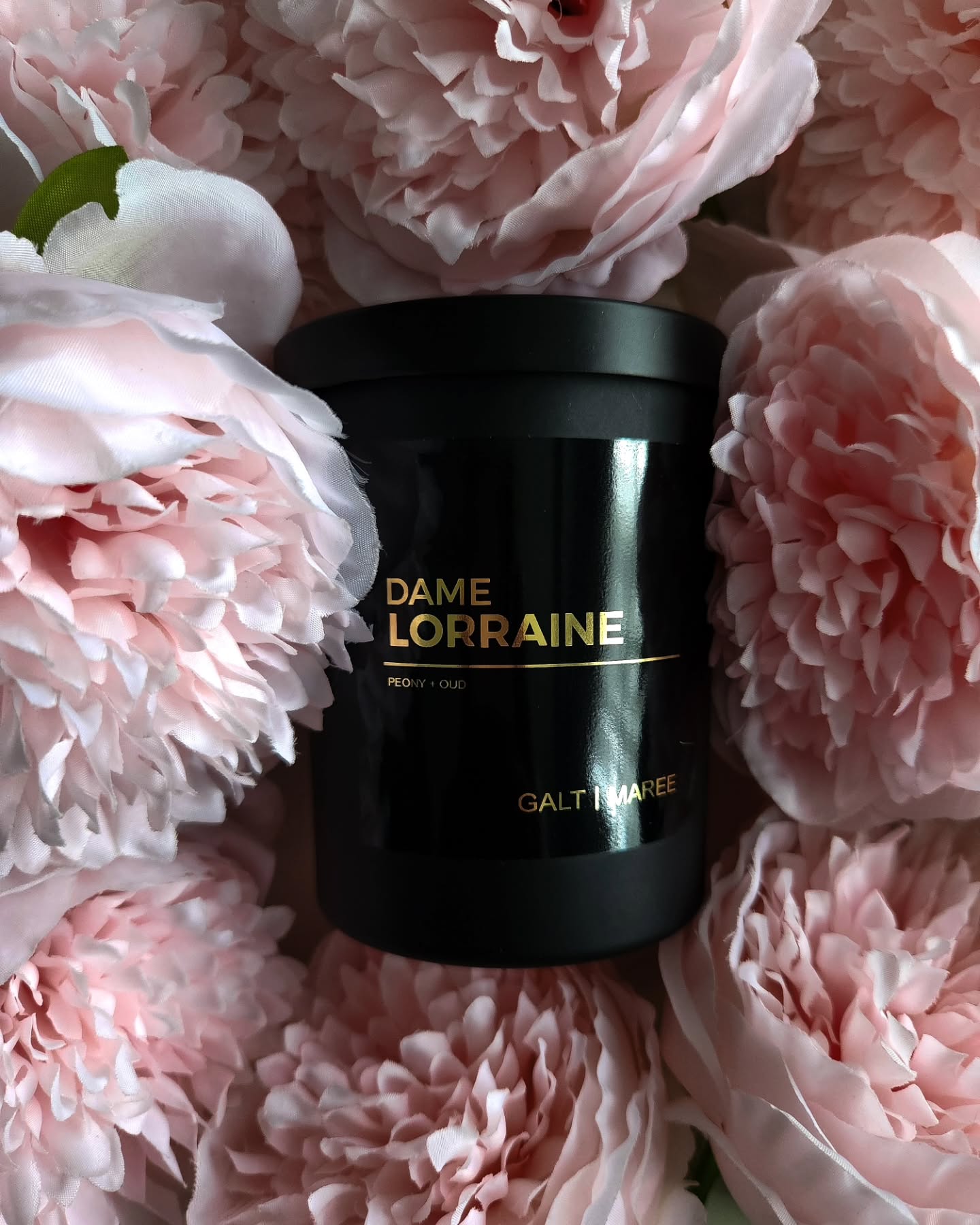 DAME LORRAINE: Peony & Oud
When combined, these scents create a scent profile that is both floral and woody, offering a delicate balance between airy sweetness and rich depth. Peony contributes a fresh, powdery, and slightly sweet floral note, while oud provides a warm, earthy, and sometimes smoky, woody base. This pairing creates a fragrance that can be both uplifting and grounding, often described as romantic and sophisticated.
You can find Dame Lorraine at our retailers nationwide:
Retailers Trinidad & Tobago:
@okazions
@massystorestt
@de_luxo_gift_store
@antonisfloralstt
@niche_salontt
@5thsensation
@tradewindshoteltt
@gonebananastt
@karenixtt
@libertyhomestore
@nexgenbrewing
Rainy Day's Gift Shop
The Avenue Pharmacy
Retailers U.S.A:
@basesuperstore
@skin_fusion_spa
Retailers The Cayman Islands:
@bedsidemanor
#christmascandle #christmascandles #shoplocal #galtandmaree #trinidadandtobago #luxurycandles #handpoured #handpouredcandles