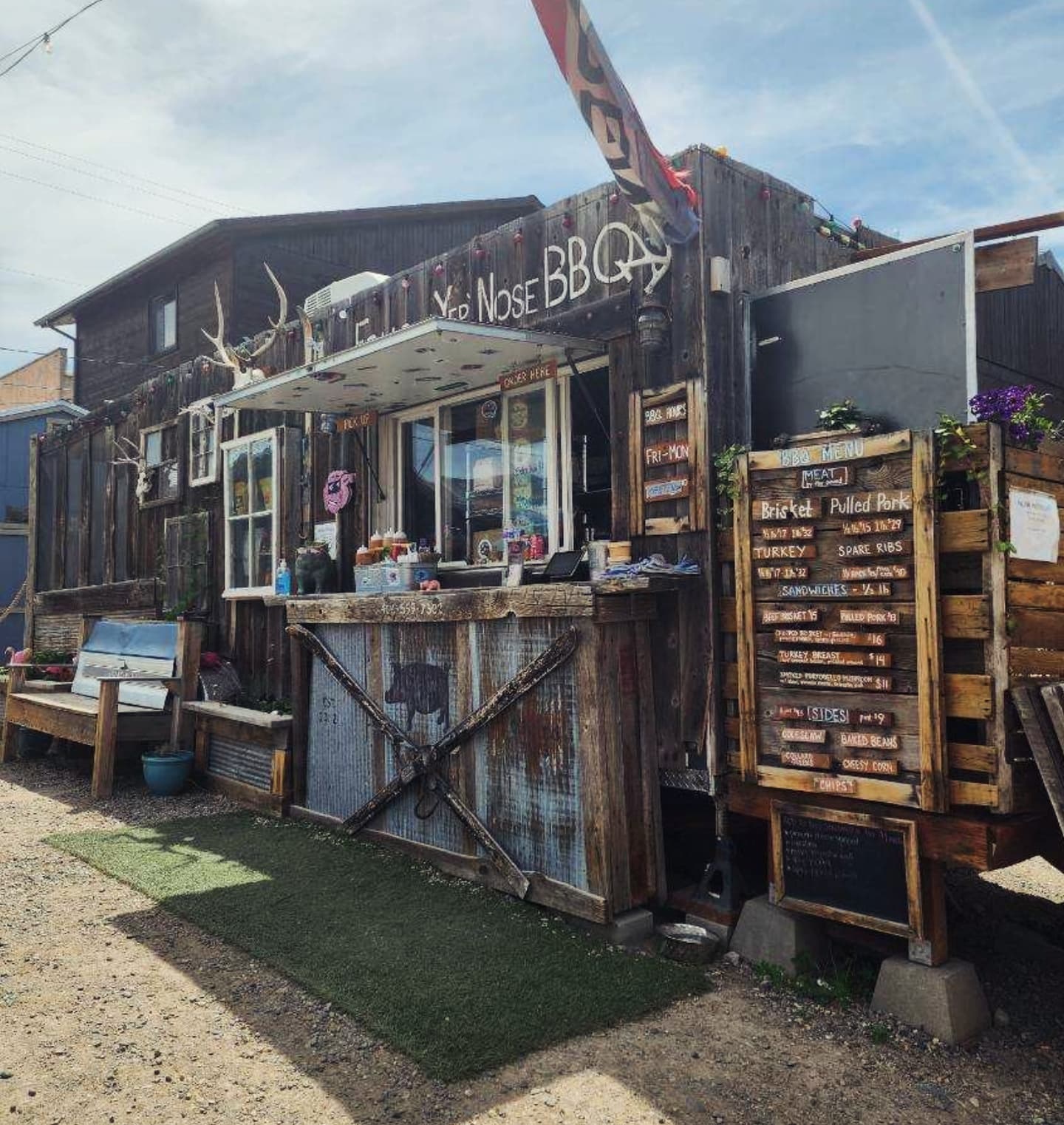 Find that good good down in the Southern parts of Park County. The Follow Yer Nose Smokewagon is always sending out them smokey treats in Gardiner, Montana.
🦬
Go seem em, slap them a high five and grab a licka drank and cold beer to enjoy with your Cue. Take a rip through the town stretch too. The whitewater is still hugb for miles of smiles.
🤠
#foodtruck #bbq #southern #parkcounty