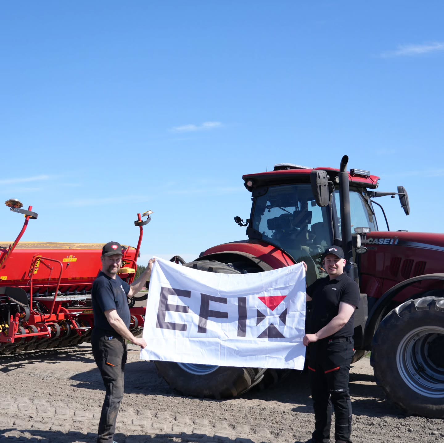 Toukokuussa vierailimme asiakkaidemme luona EFIXin markkinointitiimin kanssa. Yksi vierailukohteista oli Saksan Maatila Teuvalla, jolla on käytössään EFIX eSteer 20 MAX ja eSteer 10. ✅️
Automaattiohjauksen hyödyt ja EFIXin ominaisuudet pääsevät esiin kylvötyössä, kun peltolohkolle luotujen rajojen mukaan voidaan kylvää keskiosa ensin. Kun kylvettyä päistettä ei tallata, varmistetaan tasainen kasvusto myös päistealueella.🌾
Mukavuutta lisää U-TURN X, joka tekee päistekäännöksen automaattisesti pellon rajan mukaan. 🤩
EFIX eSteer 10 on kylvöaikaan käytössä muokkaustöissä. Suurimmat polttoainesäästöt saavutetaan automaattiohjauksella raskaissa muokkaustöissä, joissa jo pienistä päällekkäisyyksistä kertyy hehtaarien myötä suuri hukka. 🚜
Myös suomalaisten asiakkaidemme koneita näet jatkossa EFIXin virallisella tilillä @efix_agriculture
Kuvassa vasemmalla Jukka Saksa (Saksan Maatila Oy) ja oikealla Mikko Pihlajamäki (AGRONAV). 📷
#efix #efixag #agronav #automaattiohjaus #täsmäviljely #caseih