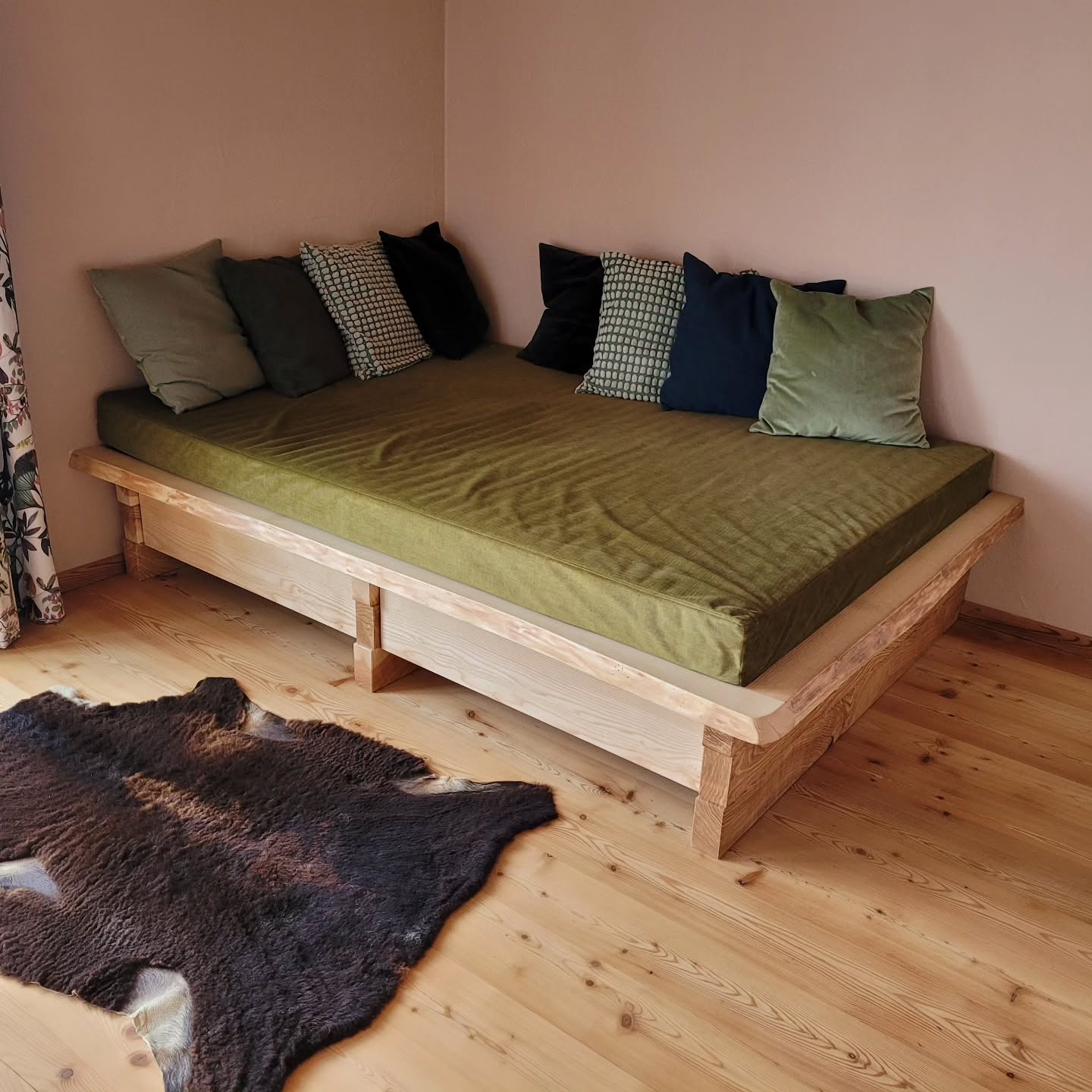Schlafsofa und Nischenbank in Esche gefertigt #massivkreativ #holz #schreiner