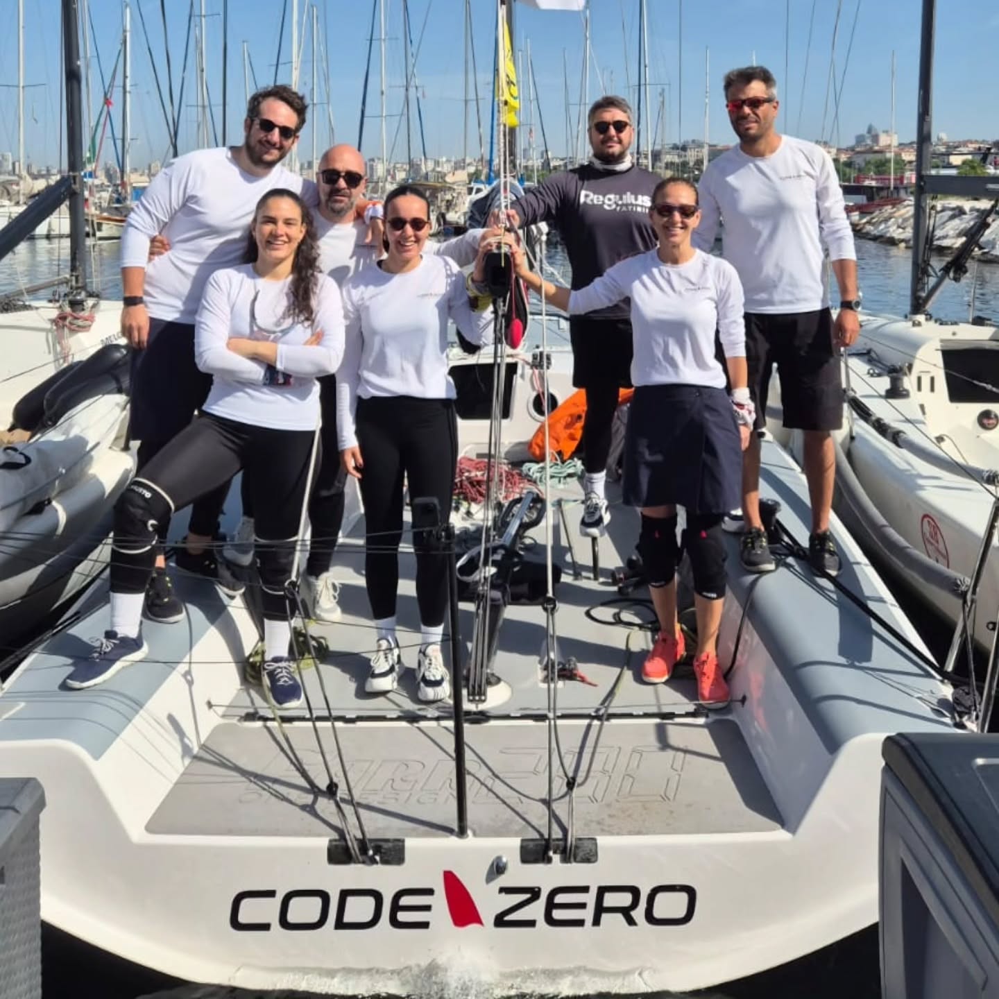 🚩Benzersiz Boğaz Deneyimi 🥳
🚩 Marmara Yelken Spor Kulübü Trofesi’nin ilk, TAYK Trofesi’nin ise üçüncü ayağı olan MYSK Lions Sailing Cup Boğaz Yarışı, 24 Mayıs Cumartesi günü İstanbul Boğazı’nda gerçekleştirildi. Boğaz’ın akıntılı ve değişken hava koşullarında gerçekleşen yarışta, ekipler parkurda ellerinden gelenin en iyisini yapmaya çalıştı.
🏁 IRC1 sınıfında zorlu rakipleri ile mücadele eden Code Zero yarış ekibi, Saat 12:00’de Çırağan Sarayı önünden Balon Start ile dengeli bir pozisyonda yarışa başladı. Ekipler, boğaz akıntısından kaçarak, Beykoz'a doğru tırmanmaya başladı. 5-8 knot havada bol kavança ile dar apaz seyrederek ilk şamandırayı dönen ekibimiz, akıntıları avantaja çevirerek rakipleri ile birlikte dönüşünü tamamladı.
🏁 Şamandıra dönüşü sonrasında zaman zaman iyice kalan rüzgar ve farklı yerlerde tazeleyen sağanaklar arasında, ekibimiz finish hatttına doğru ilerledi ve yarışı dokuz tekne icinde 5️⃣. tamamladı. Cumartesi günü sonuca yansımasa da ekip olarak hatasız ve iyi yarıştık. Başından sonuna kadar herkes çok iyiydi, herkesin ellerine sağlık. İstanbul Boğazında benzersiz bir deneyim ile bu yarışı da ekip olarak keyifle tamamladık.
🏁 Organizasyonun düzenlenmesinde başta Marmara Yelken Külübü ve Lions yönetimleri olmak üzere, yarış komitesi, yarışan ekipler ve katkı sağlayan herkese teşekkürler ederiz.
🚩Yarış Ekibi :
@isilalp777
@tugyanbuse
@asenaakocogluu
@eranfiliba
@ilkaykopan
@cenkbogatur
@coratography
🚩Tekne : Farr280, Boat of the year, 2015 @farr_yacht_design
📷 @zeynepsii