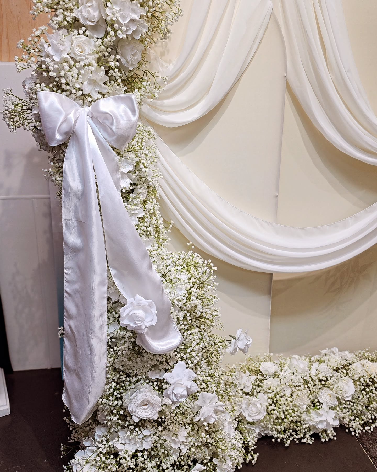 Brides room
Elegant setup featuring neutral whites, nudes, and baby's breath, with subtle chiffon draping and bows.
This also works for your wedding welcome signs, and cake backdrops, birthdays and babyshowers.
We can supply a 6x3m backdrop curtain as well as candles and matching table centerpieces.
Make your event unforgettable with Decodays.
Feel free to enquire about our flower options and available dates!
#eventflorals #weddingflorists #eventstylists #eventdecoration
#bridetobe #bridalroom #babyshower #babiesbreath #draping