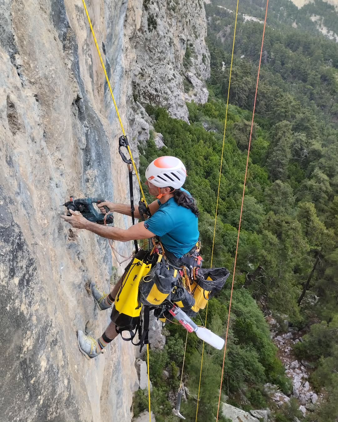 Çitdibinde bulunan yeni sektörün boltlama çalışmaları tüm hızıyla devam ediyor. Takipte kalın & Güvenle Tırmanın !
#routesetter: @muminkarabas
#photography 📸 : @rock__n__ride
@yuksekteguvenli
@yuksekisler
@petzl_official
#climbing #climbinginspiration #climbinglife
#rockclimbing #climbinglovers
#sportclimbing #climbingworldwide
#bolting #rebolting #routesetting
#routesetter #routemaintenance #climbingcrag #newroute#newcrag
#geyikbayırı #geyikbayiri #çitdibi #olympos #ısparta #antalya #turkey