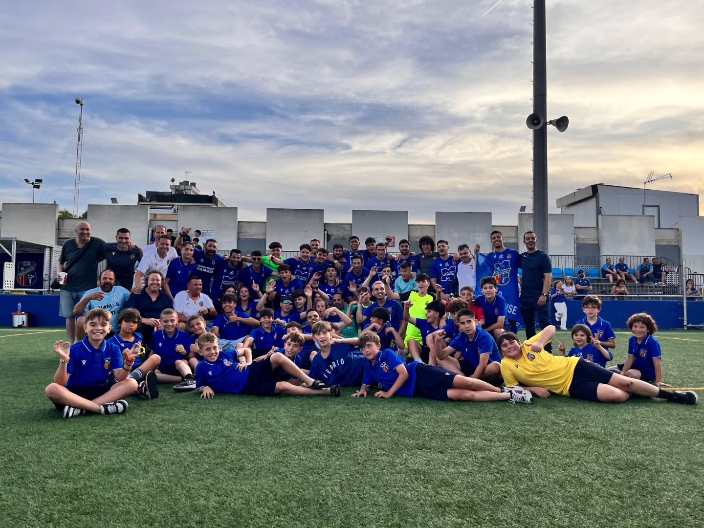 🎯 Temporada finalizada... ¡y objetivo cumplido!
Ha sido un año lleno de altibajos, de momentos de brillantez y otros en los que solo nos sostenía la garra y el compromiso. Pero lo más importante: nunca dejamos de remar juntos.
No ha sido un camino fácil, pero el esfuerzo colectivo, la capacidad de adaptación y el trabajo de todos han hecho posible que alcancemos lo que tanto habíamos luchado: somos DH 💪⚽️
Muy agradecido a cada persona que ha formado parte de este proceso: jugadores, cuerpo técnico, staff, club y afición. Sin vosotros, esto no habría sido posible.
🧠 Más allá de los resultados, me quedo con el crecimiento psicológico del equipo: aprendimos a afrontar la presión, a gestionar emociones difíciles y a mantenernos unidos incluso en los momentos más complicados. Cada jugador ha dado un paso adelante, también desde lo mental.
Enhorabuena a todos. Seguimos creciendo.
#SomosDH #TrabajoEnEquipo #TemporadaConseguida #PsicologíaDelDeporte #Fútbol #Unidad #ObjetivoCumplido #MentalidadGanadora #CrecimientoPsicológico