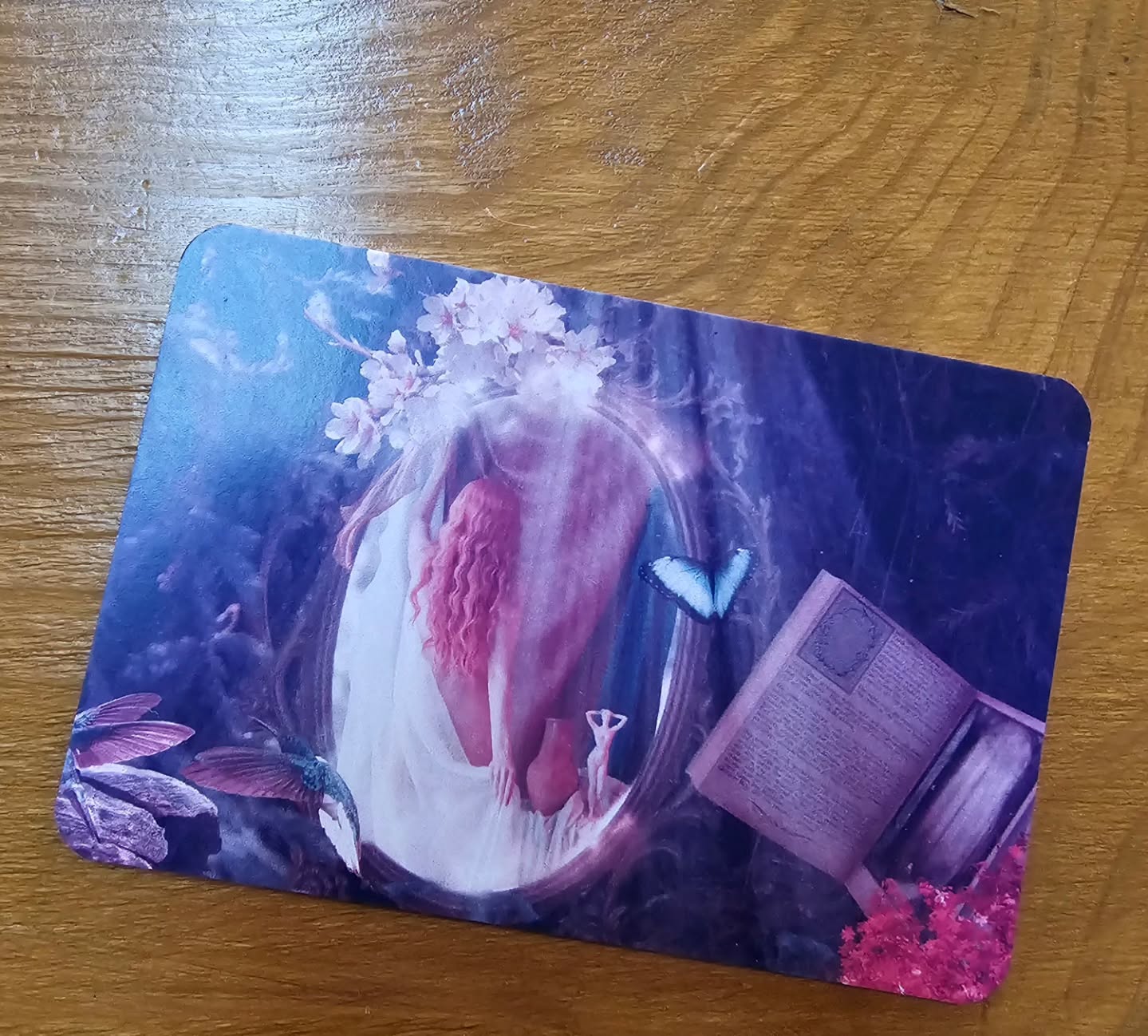 Ma arvasin, et mind viis 1,5a tagasi @rolandtokko kokku juhuslik loosivõit, aga.... elus ei ole mitte midagi juhuslikku! Ka mitte see, et just need imelised inimesed on Edu Kiirendi mastermindis või millised inimesed käivad meil mastermindi aasta vältel külas jagamas oma lugu ja teadmisi! 🤩
Tsiteerides seekordset üllatuskülalist @peepvain "Tunne ära oma funktsioon! Sinu püha kohus! Seda Sa peadki tegema ja edasi andma! Me oleme kõik siin elus edasi andjad! Kui Sa ei anna edasi, siis sa oled si*apea!" 💩😅
HD ütleb, et ma olen manifestor ja tunnen, et mulle on antud mega missioon siin elus edasi anda. #edukiirendi toob seda hirmutavalt jõuliselt aina enam pilti. 🫣 Ma luban! Ma liigun edasi ja kasvan, ka siis, kui ei julge, sest ma tahan! Kiirendi on see tõesti olnud ja isegi aasta pole veel täis. 😅 Tänu Rolandi loodud ruumile ja just nendele inimestele, keda näed siin piltidel, olen mõelnud ja tundnud ja kogenud asju, mida ma üksi ei suudaks väljagi mõelda! Ma olen teinud mega kasvu lühikese ajaga mitmes mõttes!
Aga see pole kaugeltki kõik, vaid alles algus… Seda kinnitas ka Kristina Tamme praktika ajal pimesi valitud metafoorkaart! Mis oli niiiiii ilus..... oi kuidas ma tõlgendasin sealseid detaile ja märke, kuniks viimaks ometi läksin peast (sellest mida näen) südamesse (mida tunnen) ja siis ma nägin ära kaardi sõnumi! Kogu see väärtus ja detailid ja mina ise olin küll peegli ees, aga selles peeglis polnud midagi näha, sest kardin on vahel! Ma ikka veel ei tunnista oma tõelist väärtust ja ei julge näha kogu oma potentsiaali! 🥺 ... ja see teekond jätkub!
Sama teema jätkuks, mis ma veel Peep Vainu jagamistest kaasa võtsin...
"Enamik inimesi läheb hauda ilma oma asja ajamata - valimata! Surnuaed on see koht, kus on kõige rohkem täitumata unistusi!" Ma ei kujuta ette ka, mida minu enda valitud teekond veel minuni toob, aga ma lähen kindlalt edasi! Ükskõik kui hirmus see ka pole!
"Nii palju inimesi otsivad pikemat elu. Tegelikult võiks otsida rohkem elu oma aastates!" Ja vot selle pärast ma lähengi edasi! Ma tahan tunda, et MA ELAN! 🥰
PS! Üks mõte jätkub järgmises kommentaaris ka. ☀️
#edukiirendimastermind #potentsiaal #kõikonvõimalik