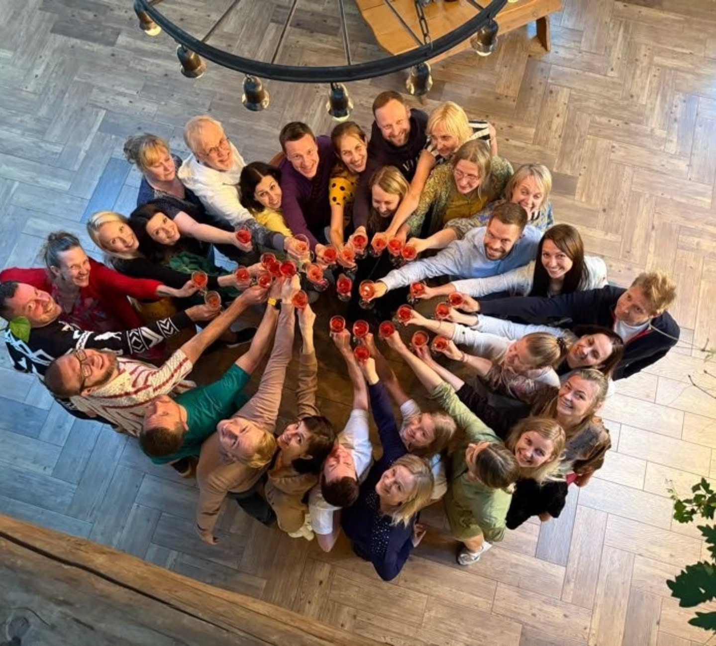 Ma arvasin, et mind viis 1,5a tagasi @rolandtokko kokku juhuslik loosivõit, aga.... elus ei ole mitte midagi juhuslikku! Ka mitte see, et just need imelised inimesed on Edu Kiirendi mastermindis või millised inimesed käivad meil mastermindi aasta vältel külas jagamas oma lugu ja teadmisi! 🤩
Tsiteerides seekordset üllatuskülalist @peepvain "Tunne ära oma funktsioon! Sinu püha kohus! Seda Sa peadki tegema ja edasi andma! Me oleme kõik siin elus edasi andjad! Kui Sa ei anna edasi, siis sa oled si*apea!" 💩😅
HD ütleb, et ma olen manifestor ja tunnen, et mulle on antud mega missioon siin elus edasi anda. #edukiirendi toob seda hirmutavalt jõuliselt aina enam pilti. 🫣 Ma luban! Ma liigun edasi ja kasvan, ka siis, kui ei julge, sest ma tahan! Kiirendi on see tõesti olnud ja isegi aasta pole veel täis. 😅 Tänu Rolandi loodud ruumile ja just nendele inimestele, keda näed siin piltidel, olen mõelnud ja tundnud ja kogenud asju, mida ma üksi ei suudaks väljagi mõelda! Ma olen teinud mega kasvu lühikese ajaga mitmes mõttes!
Aga see pole kaugeltki kõik, vaid alles algus… Seda kinnitas ka Kristina Tamme praktika ajal pimesi valitud metafoorkaart! Mis oli niiiiii ilus..... oi kuidas ma tõlgendasin sealseid detaile ja märke, kuniks viimaks ometi läksin peast (sellest mida näen) südamesse (mida tunnen) ja siis ma nägin ära kaardi sõnumi! Kogu see väärtus ja detailid ja mina ise olin küll peegli ees, aga selles peeglis polnud midagi näha, sest kardin on vahel! Ma ikka veel ei tunnista oma tõelist väärtust ja ei julge näha kogu oma potentsiaali! 🥺 ... ja see teekond jätkub!
Sama teema jätkuks, mis ma veel Peep Vainu jagamistest kaasa võtsin...
"Enamik inimesi läheb hauda ilma oma asja ajamata - valimata! Surnuaed on see koht, kus on kõige rohkem täitumata unistusi!" Ma ei kujuta ette ka, mida minu enda valitud teekond veel minuni toob, aga ma lähen kindlalt edasi! Ükskõik kui hirmus see ka pole!
"Nii palju inimesi otsivad pikemat elu. Tegelikult võiks otsida rohkem elu oma aastates!" Ja vot selle pärast ma lähengi edasi! Ma tahan tunda, et MA ELAN! 🥰
PS! Üks mõte jätkub järgmises kommentaaris ka. ☀️
#edukiirendimastermind #potentsiaal #kõikonvõimalik