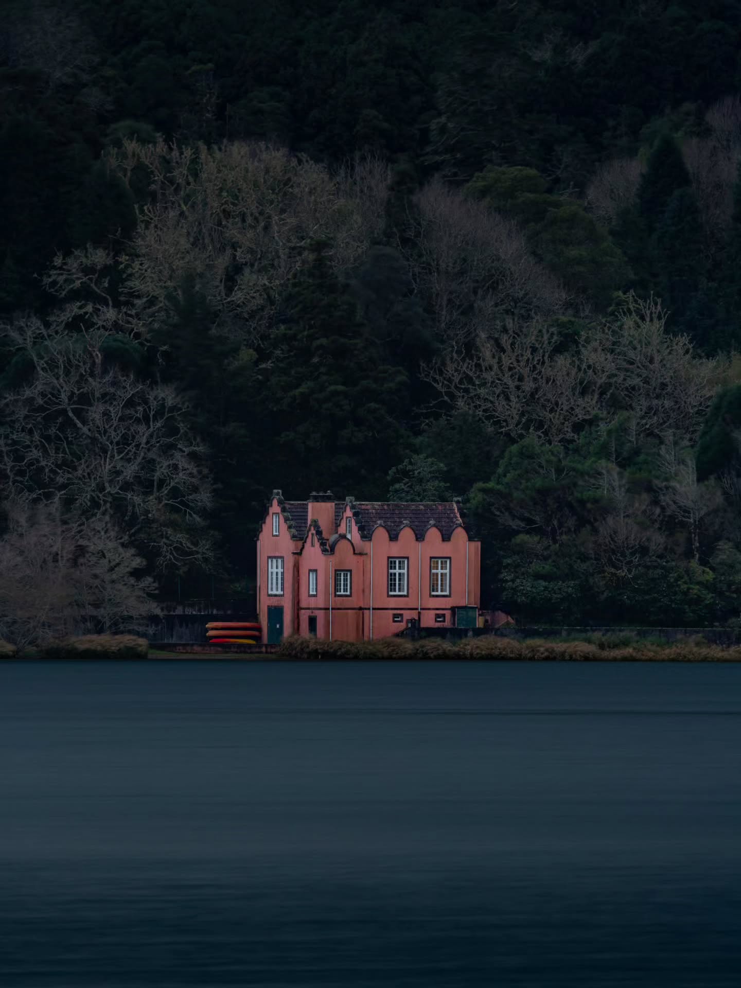 37° 46'14.5" N, 25° 19'18.1" W - (English below)
.
.
(FR) Le lac de Furnas (Lagoa das Furnas, São Miguel, Açores) est situé dans un cratère volcanique! Sur les rives du lac, se trouvent des fumerolles et cette maison rose bonbon que j'ai prise en photo. Situation réelle : vent, pluie, vagues et trop de mouvement dans l'eau. Motivation : créer une photo minimaliste malgré les conditions météorologiques. Solution : longue exposition pour adoucir la photo! Comment faire :
.
.
🖤 Munissez-vous d'un trépied. Installez votre caméra dessus et trouver votre composition & votre perspective;
🖤 Dans les paramètres de votre caméra, sélectionner un retardateur (5 ou 10 secondes). Vous ne voulez pas qu'en appuyant sur le déclencheur, la photo se prenne tout de suite car votre appareil pourrait bouger;
🖤 Afin de faire une longue exposition, il faut descendre la vitesse d'obturation. Le chiffre dépendra de plusieurs facteurs mais s'il s'agit de vagues assez grandes sur l'eau, je vous conseille entre 10 et 30 secondes (dépendemment de l'agitation des vagues). Il ne vous reste plus qu'à cliquer.
.
.
🩵 Merci de double cliquer sur le coeur si tu apprécies les conseils photos! Dis-moi en commentaire si tu as déjà fait une longue exposition avec ton appareil et si oui, dans quelle circonstance?
.
.
.
(EN) Real-life situation: wind, rain, waves, and too much movement in the water. Motivation: to create a minimalist photo despite the weather conditions. Solution: long exposure to soften the photo! How to do it:
.
.
🖤 Get a tripod. Set up your camera on it and find your composition and perspective.
🖤 In your camera settings, select a self-timer (5 or 10 seconds). You don't want the photo to be taken immediately when you press the shutter button, as this could cause your camera to move.
🖤 To take a long exposure, you need to lower your shutter speed. The number will depend on several factors, but if the waves are quite large, I recommend between 10 and 30 seconds (depending on how choppy the waves are). All that's left is to click!
.
.
🩵 Please double-click the little heart if you appreciate the photo tips!
.
.
.
.
#saomiguel #azores #açores #longexposure_shot #europe #sonyalpha