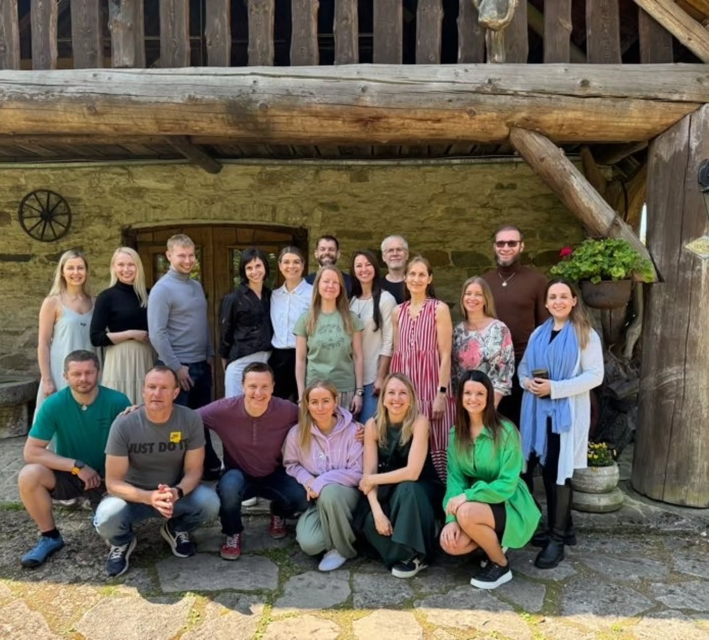 Ma arvasin, et mind viis 1,5a tagasi @rolandtokko kokku juhuslik loosivõit, aga.... elus ei ole mitte midagi juhuslikku! Ka mitte see, et just need imelised inimesed on Edu Kiirendi mastermindis või millised inimesed käivad meil mastermindi aasta vältel külas jagamas oma lugu ja teadmisi! 🤩
Tsiteerides seekordset üllatuskülalist @peepvain "Tunne ära oma funktsioon! Sinu püha kohus! Seda Sa peadki tegema ja edasi andma! Me oleme kõik siin elus edasi andjad! Kui Sa ei anna edasi, siis sa oled si*apea!" 💩😅
HD ütleb, et ma olen manifestor ja tunnen, et mulle on antud mega missioon siin elus edasi anda. #edukiirendi toob seda hirmutavalt jõuliselt aina enam pilti. 🫣 Ma luban! Ma liigun edasi ja kasvan, ka siis, kui ei julge, sest ma tahan! Kiirendi on see tõesti olnud ja isegi aasta pole veel täis. 😅 Tänu Rolandi loodud ruumile ja just nendele inimestele, keda näed siin piltidel, olen mõelnud ja tundnud ja kogenud asju, mida ma üksi ei suudaks väljagi mõelda! Ma olen teinud mega kasvu lühikese ajaga mitmes mõttes!
Aga see pole kaugeltki kõik, vaid alles algus… Seda kinnitas ka Kristina Tamme praktika ajal pimesi valitud metafoorkaart! Mis oli niiiiii ilus..... oi kuidas ma tõlgendasin sealseid detaile ja märke, kuniks viimaks ometi läksin peast (sellest mida näen) südamesse (mida tunnen) ja siis ma nägin ära kaardi sõnumi! Kogu see väärtus ja detailid ja mina ise olin küll peegli ees, aga selles peeglis polnud midagi näha, sest kardin on vahel! Ma ikka veel ei tunnista oma tõelist väärtust ja ei julge näha kogu oma potentsiaali! 🥺 ... ja see teekond jätkub!
Sama teema jätkuks, mis ma veel Peep Vainu jagamistest kaasa võtsin...
"Enamik inimesi läheb hauda ilma oma asja ajamata - valimata! Surnuaed on see koht, kus on kõige rohkem täitumata unistusi!" Ma ei kujuta ette ka, mida minu enda valitud teekond veel minuni toob, aga ma lähen kindlalt edasi! Ükskõik kui hirmus see ka pole!
"Nii palju inimesi otsivad pikemat elu. Tegelikult võiks otsida rohkem elu oma aastates!" Ja vot selle pärast ma lähengi edasi! Ma tahan tunda, et MA ELAN! 🥰
PS! Üks mõte jätkub järgmises kommentaaris ka. ☀️
#edukiirendimastermind #potentsiaal #kõikonvõimalik