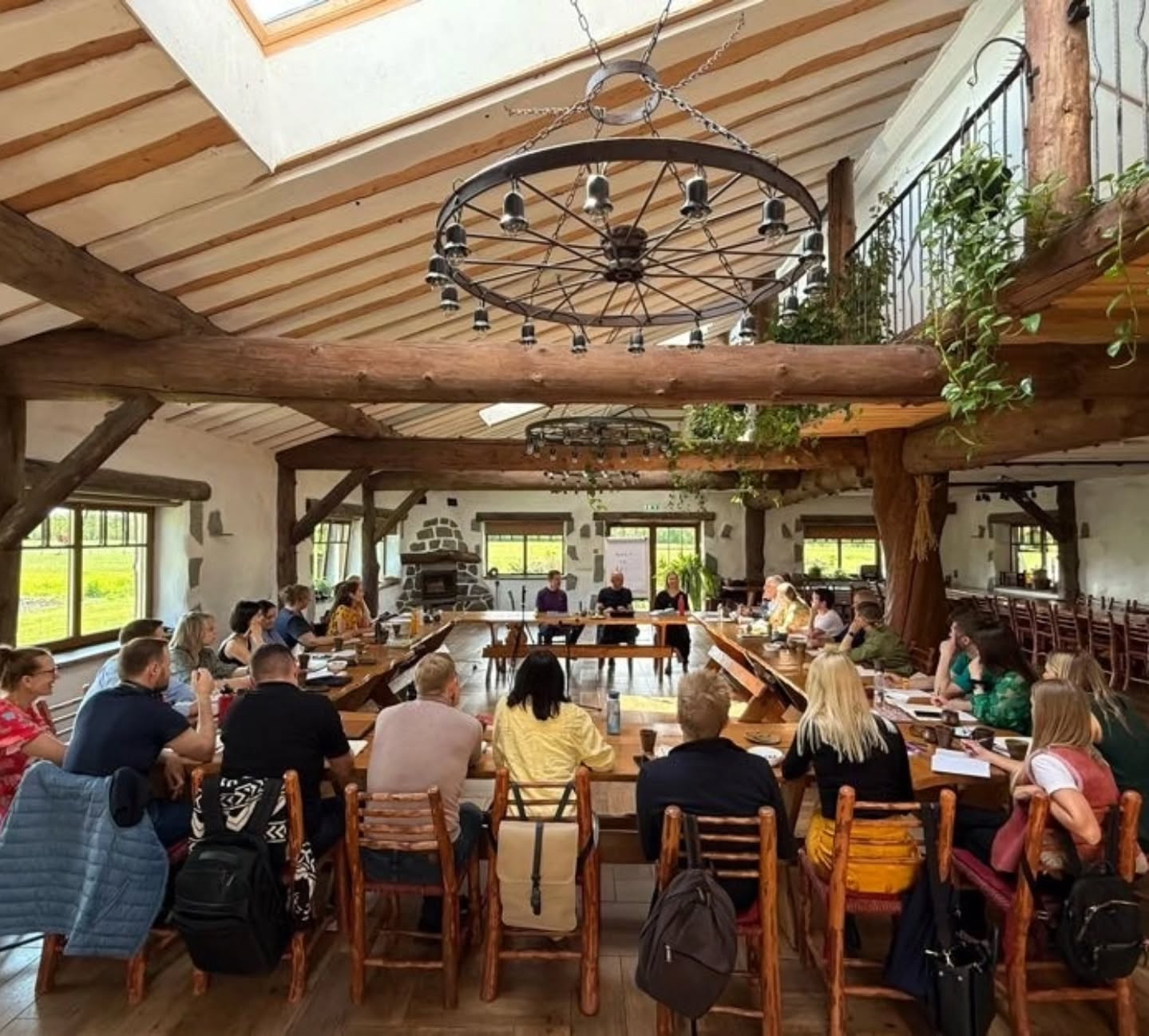 Ma arvasin, et mind viis 1,5a tagasi @rolandtokko kokku juhuslik loosivõit, aga.... elus ei ole mitte midagi juhuslikku! Ka mitte see, et just need imelised inimesed on Edu Kiirendi mastermindis või millised inimesed käivad meil mastermindi aasta vältel külas jagamas oma lugu ja teadmisi! 🤩
Tsiteerides seekordset üllatuskülalist @peepvain "Tunne ära oma funktsioon! Sinu püha kohus! Seda Sa peadki tegema ja edasi andma! Me oleme kõik siin elus edasi andjad! Kui Sa ei anna edasi, siis sa oled si*apea!" 💩😅
HD ütleb, et ma olen manifestor ja tunnen, et mulle on antud mega missioon siin elus edasi anda. #edukiirendi toob seda hirmutavalt jõuliselt aina enam pilti. 🫣 Ma luban! Ma liigun edasi ja kasvan, ka siis, kui ei julge, sest ma tahan! Kiirendi on see tõesti olnud ja isegi aasta pole veel täis. 😅 Tänu Rolandi loodud ruumile ja just nendele inimestele, keda näed siin piltidel, olen mõelnud ja tundnud ja kogenud asju, mida ma üksi ei suudaks väljagi mõelda! Ma olen teinud mega kasvu lühikese ajaga mitmes mõttes!
Aga see pole kaugeltki kõik, vaid alles algus… Seda kinnitas ka Kristina Tamme praktika ajal pimesi valitud metafoorkaart! Mis oli niiiiii ilus..... oi kuidas ma tõlgendasin sealseid detaile ja märke, kuniks viimaks ometi läksin peast (sellest mida näen) südamesse (mida tunnen) ja siis ma nägin ära kaardi sõnumi! Kogu see väärtus ja detailid ja mina ise olin küll peegli ees, aga selles peeglis polnud midagi näha, sest kardin on vahel! Ma ikka veel ei tunnista oma tõelist väärtust ja ei julge näha kogu oma potentsiaali! 🥺 ... ja see teekond jätkub!
Sama teema jätkuks, mis ma veel Peep Vainu jagamistest kaasa võtsin...
"Enamik inimesi läheb hauda ilma oma asja ajamata - valimata! Surnuaed on see koht, kus on kõige rohkem täitumata unistusi!" Ma ei kujuta ette ka, mida minu enda valitud teekond veel minuni toob, aga ma lähen kindlalt edasi! Ükskõik kui hirmus see ka pole!
"Nii palju inimesi otsivad pikemat elu. Tegelikult võiks otsida rohkem elu oma aastates!" Ja vot selle pärast ma lähengi edasi! Ma tahan tunda, et MA ELAN! 🥰
PS! Üks mõte jätkub järgmises kommentaaris ka. ☀️
#edukiirendimastermind #potentsiaal #kõikonvõimalik