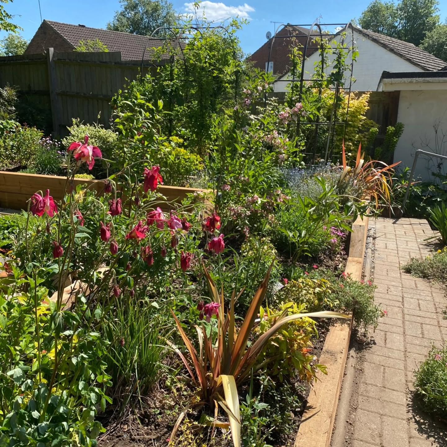 Out with the old and in with the new sleepers. A little more fiddly with a bed in situé but we got there. They really make the bed glow! 🌼✨️