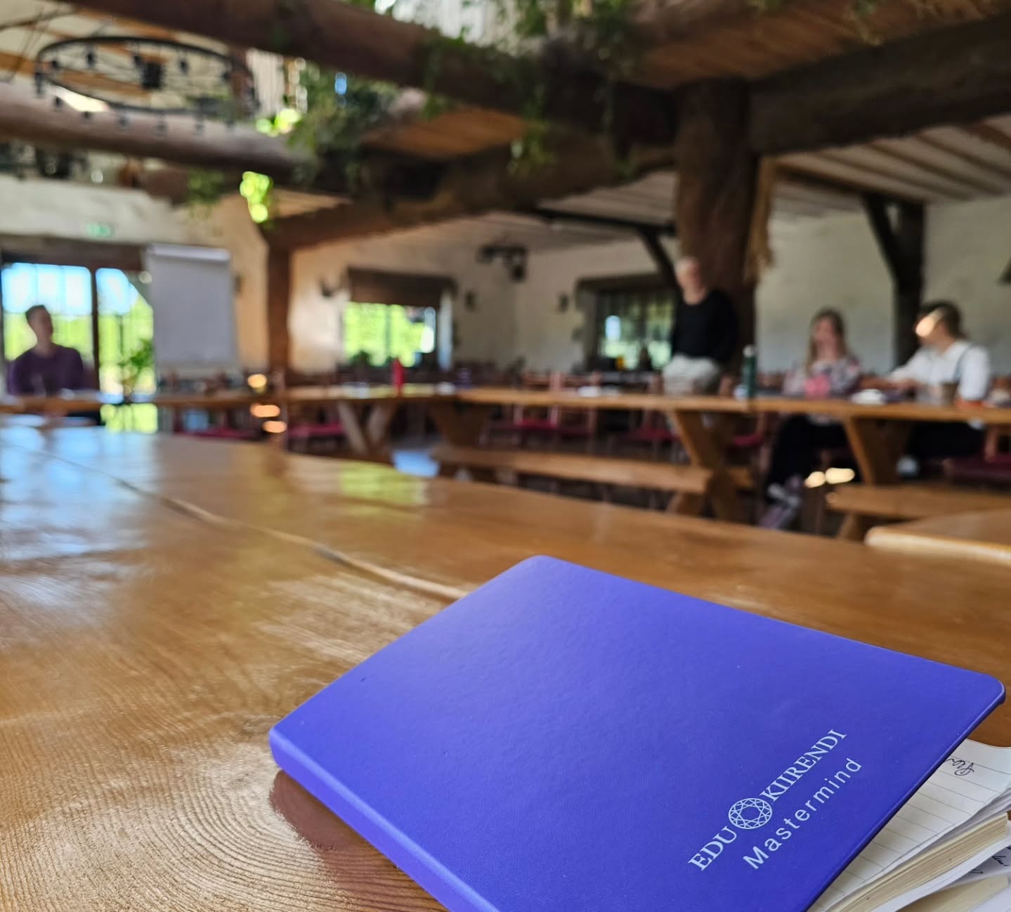 Ma arvasin, et mind viis 1,5a tagasi @rolandtokko kokku juhuslik loosivõit, aga.... elus ei ole mitte midagi juhuslikku! Ka mitte see, et just need imelised inimesed on Edu Kiirendi mastermindis või millised inimesed käivad meil mastermindi aasta vältel külas jagamas oma lugu ja teadmisi! 🤩
Tsiteerides seekordset üllatuskülalist @peepvain "Tunne ära oma funktsioon! Sinu püha kohus! Seda Sa peadki tegema ja edasi andma! Me oleme kõik siin elus edasi andjad! Kui Sa ei anna edasi, siis sa oled si*apea!" 💩😅
HD ütleb, et ma olen manifestor ja tunnen, et mulle on antud mega missioon siin elus edasi anda. #edukiirendi toob seda hirmutavalt jõuliselt aina enam pilti. 🫣 Ma luban! Ma liigun edasi ja kasvan, ka siis, kui ei julge, sest ma tahan! Kiirendi on see tõesti olnud ja isegi aasta pole veel täis. 😅 Tänu Rolandi loodud ruumile ja just nendele inimestele, keda näed siin piltidel, olen mõelnud ja tundnud ja kogenud asju, mida ma üksi ei suudaks väljagi mõelda! Ma olen teinud mega kasvu lühikese ajaga mitmes mõttes!
Aga see pole kaugeltki kõik, vaid alles algus… Seda kinnitas ka Kristina Tamme praktika ajal pimesi valitud metafoorkaart! Mis oli niiiiii ilus..... oi kuidas ma tõlgendasin sealseid detaile ja märke, kuniks viimaks ometi läksin peast (sellest mida näen) südamesse (mida tunnen) ja siis ma nägin ära kaardi sõnumi! Kogu see väärtus ja detailid ja mina ise olin küll peegli ees, aga selles peeglis polnud midagi näha, sest kardin on vahel! Ma ikka veel ei tunnista oma tõelist väärtust ja ei julge näha kogu oma potentsiaali! 🥺 ... ja see teekond jätkub!
Sama teema jätkuks, mis ma veel Peep Vainu jagamistest kaasa võtsin...
"Enamik inimesi läheb hauda ilma oma asja ajamata - valimata! Surnuaed on see koht, kus on kõige rohkem täitumata unistusi!" Ma ei kujuta ette ka, mida minu enda valitud teekond veel minuni toob, aga ma lähen kindlalt edasi! Ükskõik kui hirmus see ka pole!
"Nii palju inimesi otsivad pikemat elu. Tegelikult võiks otsida rohkem elu oma aastates!" Ja vot selle pärast ma lähengi edasi! Ma tahan tunda, et MA ELAN! 🥰
PS! Üks mõte jätkub järgmises kommentaaris ka. ☀️
#edukiirendimastermind #potentsiaal #kõikonvõimalik