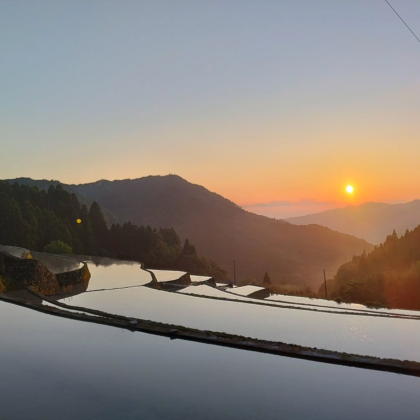 The rice terraces behind the house are beautiful at this time of year when water fills the terraces...
Fireflies also start to appear.
裏の棚田に水がはるこの時期の美しさ、、、、
ホタルもぼちぼち飛び出します
#棚田
#八女
#秘境
#riceterrace
#yame
#japanlife