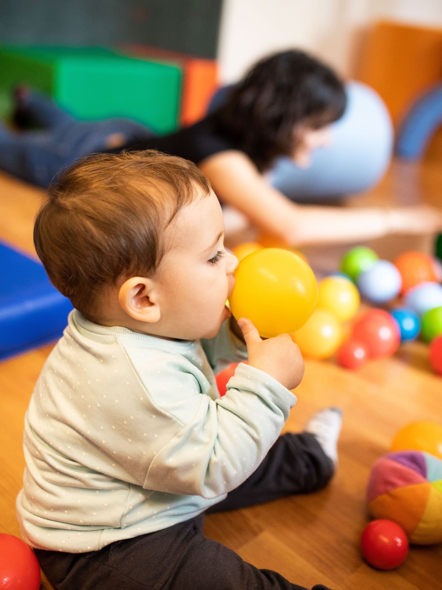 🧸✨ NOVETAT A CÈNTRIC! ✨🧸
“Psicomotricitat en família & refugi climàtic” 🌿
👶 Per a infants de 0 a 3 anys
👨👩👧👦 Fins a 4 famílies per sessió
🏠 Espai de joc autònom (sense acompanyament professional)
📍 Cessió de l’espai per jugar lliurement
🕐 Matins i tardes (horari a convenir)
📅 De dilluns a diumenge
💰 12€/hora per família (1 adult + 1 infant)
📲 Reserva prèvia e info al 665601495 o per DM
⚠️ Balmes 13, centre de Barcelona. Places limitades!
🌈 Vine a gaudir del joc compartit en un espai fresc i preparat!
---
🧸✨ NEW AT CÈNTRIC! ✨🧸
“Family Psychomotricity & Climate Refuge” 🌿
👶 For children 0 to 3 years old
👨👩👧👦 Max 4 families per session
🏠 Autonomous play space (no professional guidance)
📍 Space rental only – play freely!
🕐 Morning & afternoon slots (flexible timing)
📅 Monday to Sunday
💰 12€/hour per family (1 adult + 1 child)
📲 Book in advance: 665601495 or DM us
⚠️ Balmes 13, center of Barcelona. Limited spots!
🌟 Come play, connect, and enjoy a cozy, prepared environment!