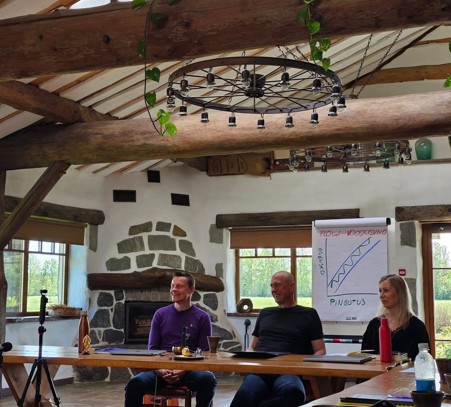 Ma arvasin, et mind viis 1,5a tagasi @rolandtokko kokku juhuslik loosivõit, aga.... elus ei ole mitte midagi juhuslikku! Ka mitte see, et just need imelised inimesed on Edu Kiirendi mastermindis või millised inimesed käivad meil mastermindi aasta vältel külas jagamas oma lugu ja teadmisi! 🤩
Tsiteerides seekordset üllatuskülalist @peepvain "Tunne ära oma funktsioon! Sinu püha kohus! Seda Sa peadki tegema ja edasi andma! Me oleme kõik siin elus edasi andjad! Kui Sa ei anna edasi, siis sa oled si*apea!" 💩😅
HD ütleb, et ma olen manifestor ja tunnen, et mulle on antud mega missioon siin elus edasi anda. #edukiirendi toob seda hirmutavalt jõuliselt aina enam pilti. 🫣 Ma luban! Ma liigun edasi ja kasvan, ka siis, kui ei julge, sest ma tahan! Kiirendi on see tõesti olnud ja isegi aasta pole veel täis. 😅 Tänu Rolandi loodud ruumile ja just nendele inimestele, keda näed siin piltidel, olen mõelnud ja tundnud ja kogenud asju, mida ma üksi ei suudaks väljagi mõelda! Ma olen teinud mega kasvu lühikese ajaga mitmes mõttes!
Aga see pole kaugeltki kõik, vaid alles algus… Seda kinnitas ka Kristina Tamme praktika ajal pimesi valitud metafoorkaart! Mis oli niiiiii ilus..... oi kuidas ma tõlgendasin sealseid detaile ja märke, kuniks viimaks ometi läksin peast (sellest mida näen) südamesse (mida tunnen) ja siis ma nägin ära kaardi sõnumi! Kogu see väärtus ja detailid ja mina ise olin küll peegli ees, aga selles peeglis polnud midagi näha, sest kardin on vahel! Ma ikka veel ei tunnista oma tõelist väärtust ja ei julge näha kogu oma potentsiaali! 🥺 ... ja see teekond jätkub!
Sama teema jätkuks, mis ma veel Peep Vainu jagamistest kaasa võtsin...
"Enamik inimesi läheb hauda ilma oma asja ajamata - valimata! Surnuaed on see koht, kus on kõige rohkem täitumata unistusi!" Ma ei kujuta ette ka, mida minu enda valitud teekond veel minuni toob, aga ma lähen kindlalt edasi! Ükskõik kui hirmus see ka pole!
"Nii palju inimesi otsivad pikemat elu. Tegelikult võiks otsida rohkem elu oma aastates!" Ja vot selle pärast ma lähengi edasi! Ma tahan tunda, et MA ELAN! 🥰
PS! Üks mõte jätkub järgmises kommentaaris ka. ☀️
#edukiirendimastermind #potentsiaal #kõikonvõimalik