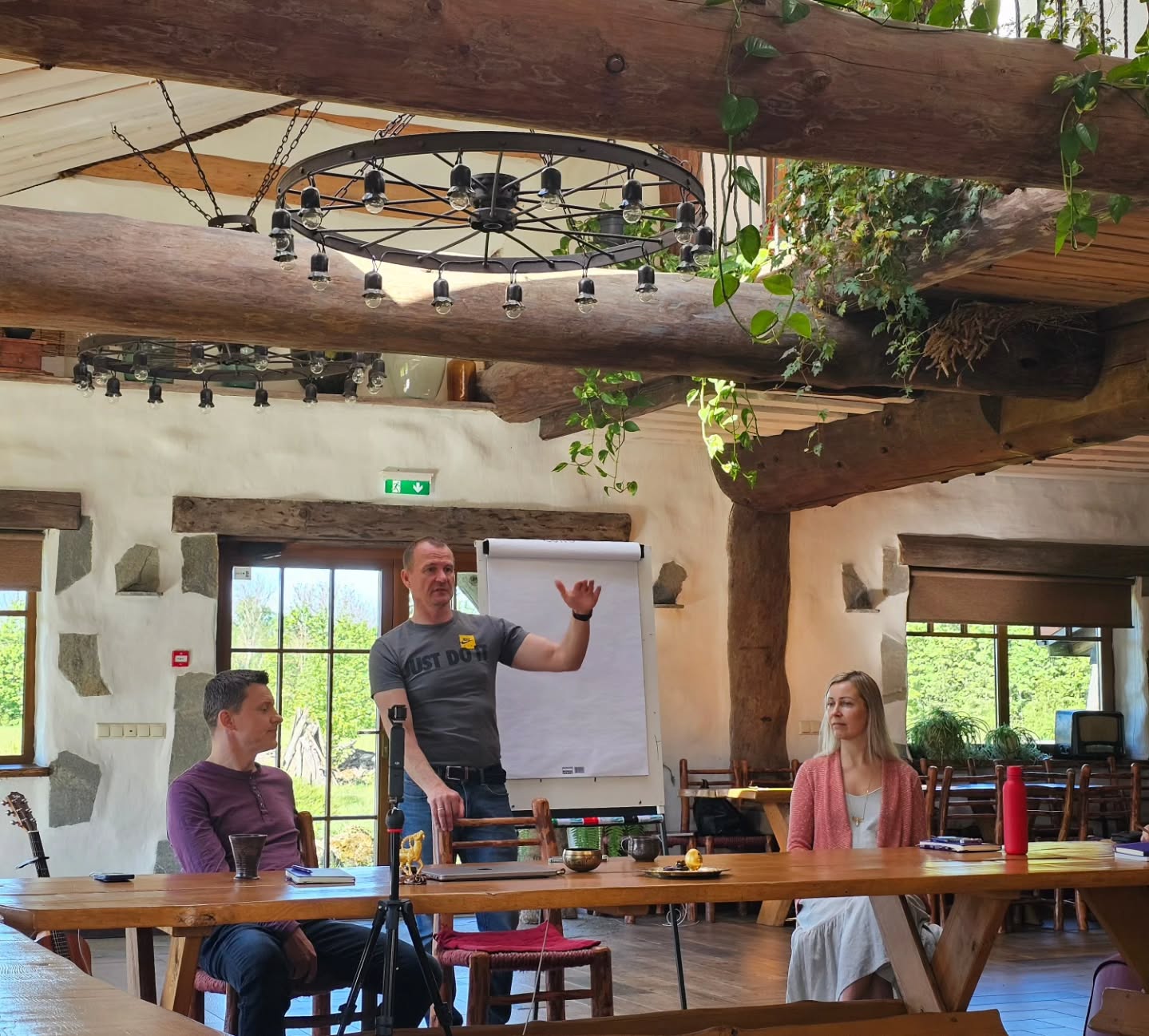 Ma arvasin, et mind viis 1,5a tagasi @rolandtokko kokku juhuslik loosivõit, aga.... elus ei ole mitte midagi juhuslikku! Ka mitte see, et just need imelised inimesed on Edu Kiirendi mastermindis või millised inimesed käivad meil mastermindi aasta vältel külas jagamas oma lugu ja teadmisi! 🤩
Tsiteerides seekordset üllatuskülalist @peepvain "Tunne ära oma funktsioon! Sinu püha kohus! Seda Sa peadki tegema ja edasi andma! Me oleme kõik siin elus edasi andjad! Kui Sa ei anna edasi, siis sa oled si*apea!" 💩😅
HD ütleb, et ma olen manifestor ja tunnen, et mulle on antud mega missioon siin elus edasi anda. #edukiirendi toob seda hirmutavalt jõuliselt aina enam pilti. 🫣 Ma luban! Ma liigun edasi ja kasvan, ka siis, kui ei julge, sest ma tahan! Kiirendi on see tõesti olnud ja isegi aasta pole veel täis. 😅 Tänu Rolandi loodud ruumile ja just nendele inimestele, keda näed siin piltidel, olen mõelnud ja tundnud ja kogenud asju, mida ma üksi ei suudaks väljagi mõelda! Ma olen teinud mega kasvu lühikese ajaga mitmes mõttes!
Aga see pole kaugeltki kõik, vaid alles algus… Seda kinnitas ka Kristina Tamme praktika ajal pimesi valitud metafoorkaart! Mis oli niiiiii ilus..... oi kuidas ma tõlgendasin sealseid detaile ja märke, kuniks viimaks ometi läksin peast (sellest mida näen) südamesse (mida tunnen) ja siis ma nägin ära kaardi sõnumi! Kogu see väärtus ja detailid ja mina ise olin küll peegli ees, aga selles peeglis polnud midagi näha, sest kardin on vahel! Ma ikka veel ei tunnista oma tõelist väärtust ja ei julge näha kogu oma potentsiaali! 🥺 ... ja see teekond jätkub!
Sama teema jätkuks, mis ma veel Peep Vainu jagamistest kaasa võtsin...
"Enamik inimesi läheb hauda ilma oma asja ajamata - valimata! Surnuaed on see koht, kus on kõige rohkem täitumata unistusi!" Ma ei kujuta ette ka, mida minu enda valitud teekond veel minuni toob, aga ma lähen kindlalt edasi! Ükskõik kui hirmus see ka pole!
"Nii palju inimesi otsivad pikemat elu. Tegelikult võiks otsida rohkem elu oma aastates!" Ja vot selle pärast ma lähengi edasi! Ma tahan tunda, et MA ELAN! 🥰
PS! Üks mõte jätkub järgmises kommentaaris ka. ☀️
#edukiirendimastermind #potentsiaal #kõikonvõimalik