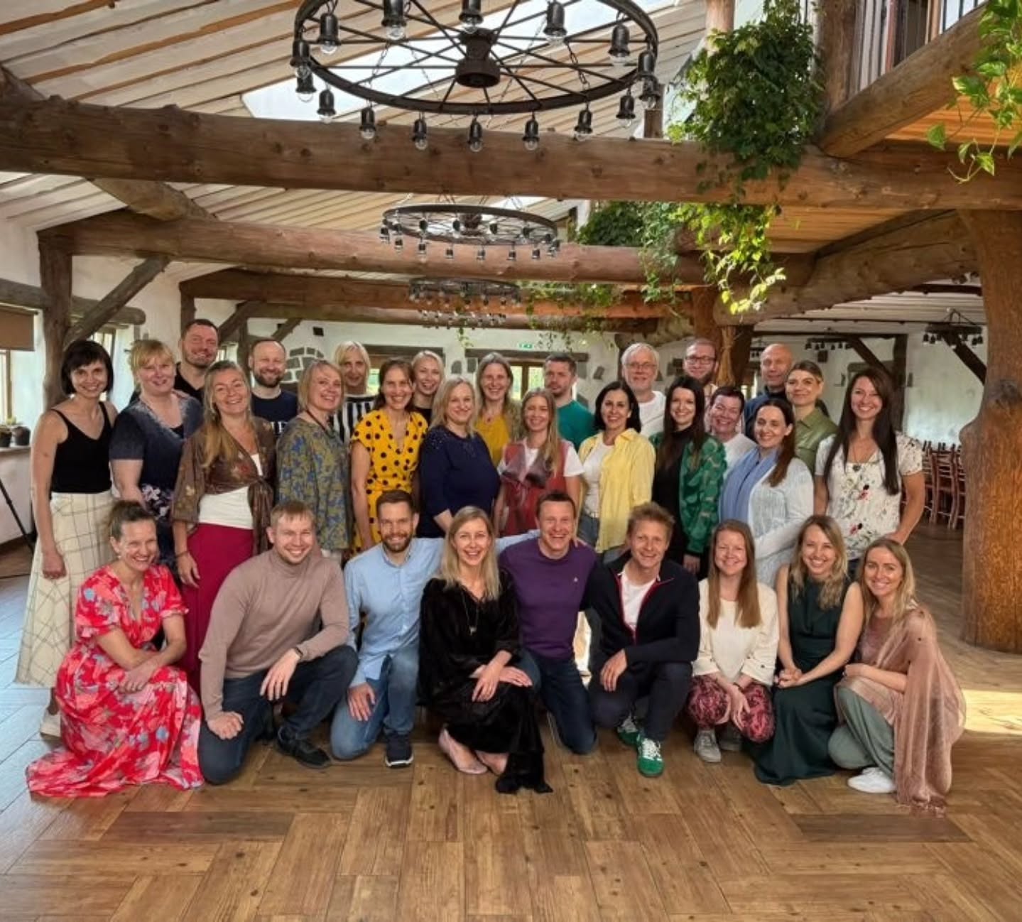 Ma arvasin, et mind viis 1,5a tagasi @rolandtokko kokku juhuslik loosivõit, aga.... elus ei ole mitte midagi juhuslikku! Ka mitte see, et just need imelised inimesed on Edu Kiirendi mastermindis või millised inimesed käivad meil mastermindi aasta vältel külas jagamas oma lugu ja teadmisi! 🤩
Tsiteerides seekordset üllatuskülalist @peepvain "Tunne ära oma funktsioon! Sinu püha kohus! Seda Sa peadki tegema ja edasi andma! Me oleme kõik siin elus edasi andjad! Kui Sa ei anna edasi, siis sa oled si*apea!" 💩😅
HD ütleb, et ma olen manifestor ja tunnen, et mulle on antud mega missioon siin elus edasi anda. #edukiirendi toob seda hirmutavalt jõuliselt aina enam pilti. 🫣 Ma luban! Ma liigun edasi ja kasvan, ka siis, kui ei julge, sest ma tahan! Kiirendi on see tõesti olnud ja isegi aasta pole veel täis. 😅 Tänu Rolandi loodud ruumile ja just nendele inimestele, keda näed siin piltidel, olen mõelnud ja tundnud ja kogenud asju, mida ma üksi ei suudaks väljagi mõelda! Ma olen teinud mega kasvu lühikese ajaga mitmes mõttes!
Aga see pole kaugeltki kõik, vaid alles algus… Seda kinnitas ka Kristina Tamme praktika ajal pimesi valitud metafoorkaart! Mis oli niiiiii ilus..... oi kuidas ma tõlgendasin sealseid detaile ja märke, kuniks viimaks ometi läksin peast (sellest mida näen) südamesse (mida tunnen) ja siis ma nägin ära kaardi sõnumi! Kogu see väärtus ja detailid ja mina ise olin küll peegli ees, aga selles peeglis polnud midagi näha, sest kardin on vahel! Ma ikka veel ei tunnista oma tõelist väärtust ja ei julge näha kogu oma potentsiaali! 🥺 ... ja see teekond jätkub!
Sama teema jätkuks, mis ma veel Peep Vainu jagamistest kaasa võtsin...
"Enamik inimesi läheb hauda ilma oma asja ajamata - valimata! Surnuaed on see koht, kus on kõige rohkem täitumata unistusi!" Ma ei kujuta ette ka, mida minu enda valitud teekond veel minuni toob, aga ma lähen kindlalt edasi! Ükskõik kui hirmus see ka pole!
"Nii palju inimesi otsivad pikemat elu. Tegelikult võiks otsida rohkem elu oma aastates!" Ja vot selle pärast ma lähengi edasi! Ma tahan tunda, et MA ELAN! 🥰
PS! Üks mõte jätkub järgmises kommentaaris ka. ☀️
#edukiirendimastermind #potentsiaal #kõikonvõimalik