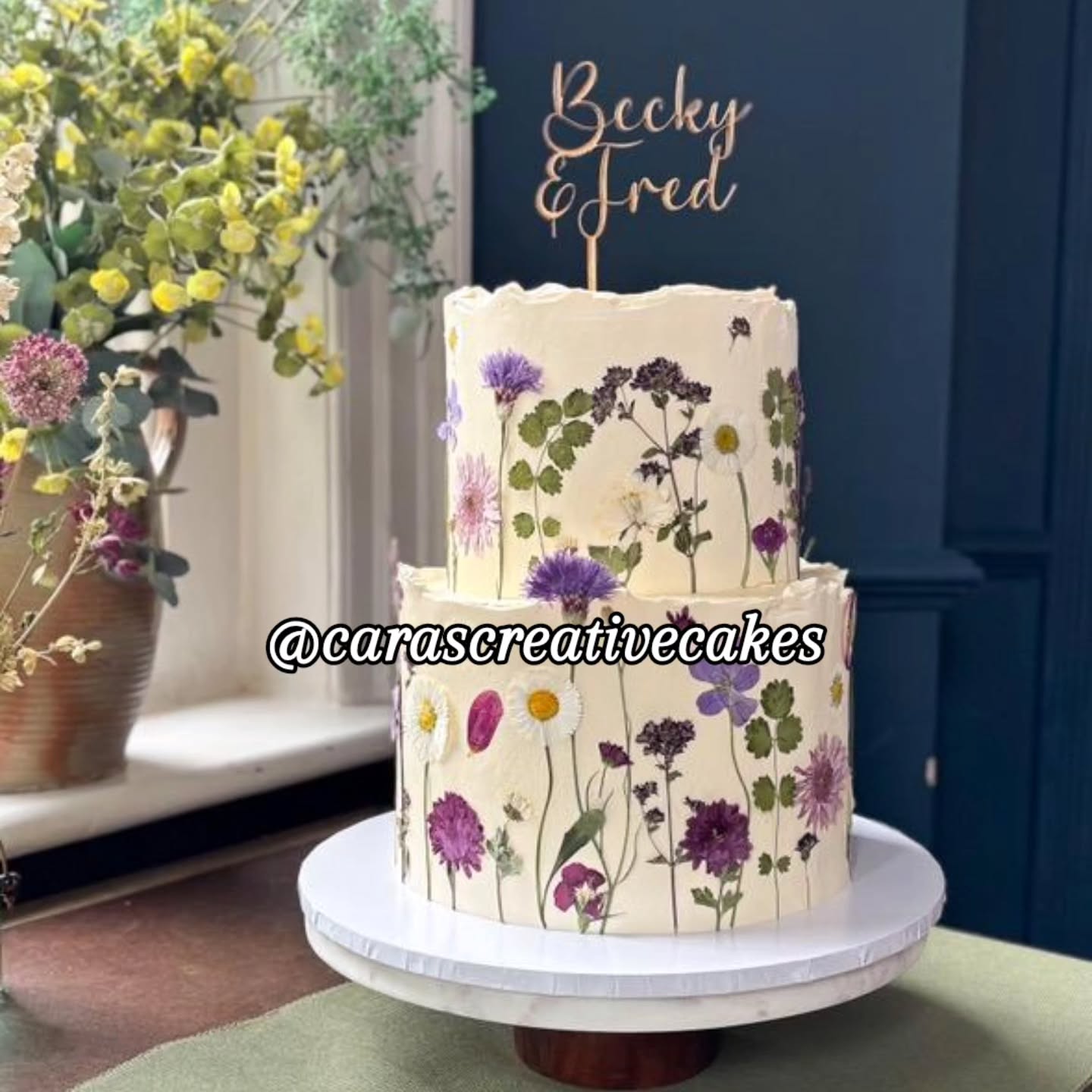 🪻🌸A floral dream in pink and purple 🌸🪻
This stunning two-tier wedding cake by @carascreativecakes is dressed in our pressed edible flowers - carefully picked and preserved - in romantic shades of pink, lilac and purple.
Every bloom brings a subtle, graceful beauty that elevates this cake into something unforgettable.
🌸Flowers by @floracle.flowers
🍰Cake by @carascreativecakes
#pressededibleflowers
#weddingcakeinspo
#floralcake
#cakeart
#edibleflowers
#cakedecorating
#weddingflorals
#cakedesign