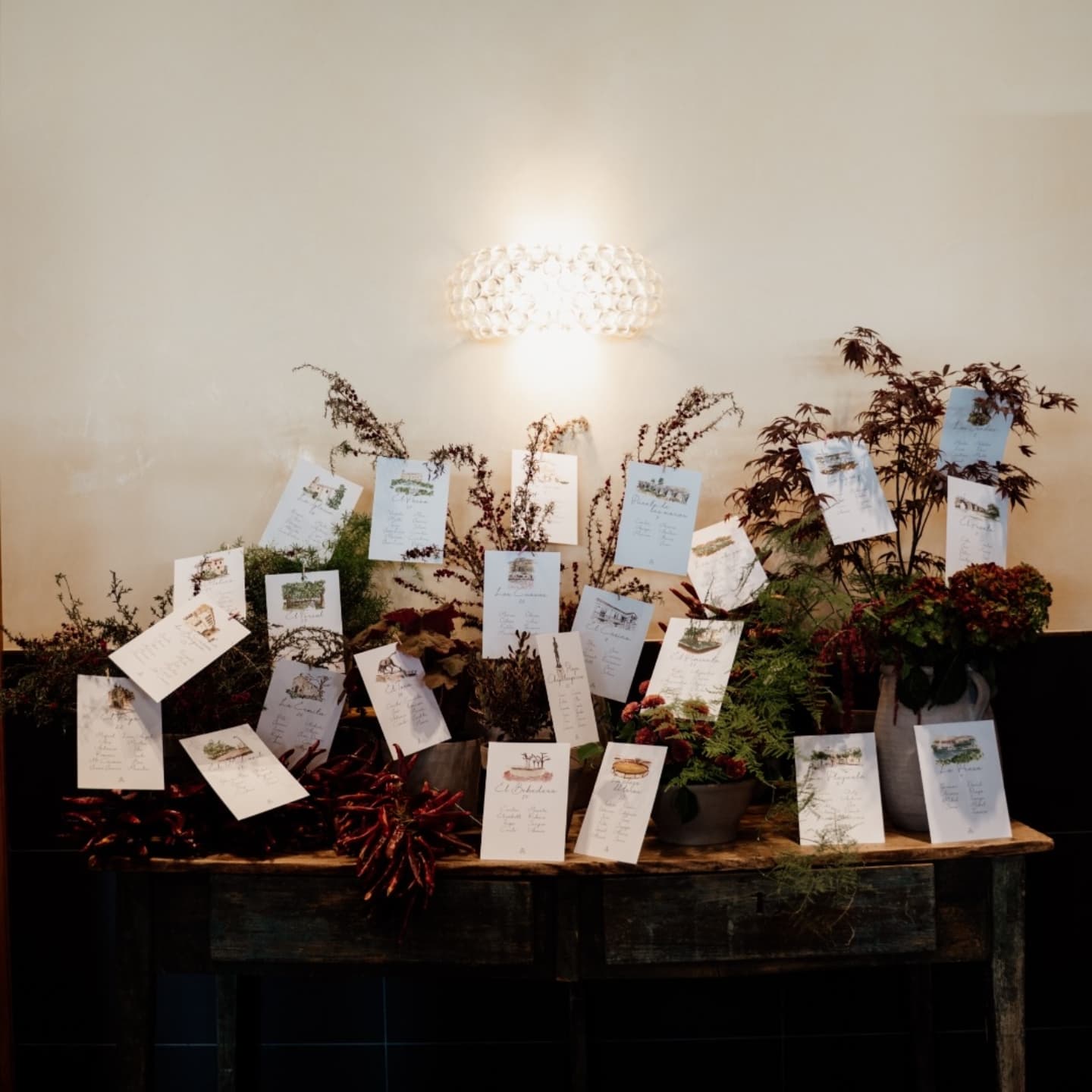 Cada boda es un universo .
Y este fue un universo construido con cariño, dedicación y mucho talento. Nuestra papelería fue solo una parte de una historia, donde cada detalle contó y cada profesional puso lo mejor de sí.
Este seating plan diseñado para acompañar un día inolvidable y reflejar la esencia de los novios y su pueblo, Lodosa.
Gracias infinitas a este equipo increíble:
💐 Florista: @espaciosverdeslogrono
📷 Fotografía: @carmen.justicia armen
🎨 Diseño de papelería: @mdateliercreative
📍 Restaurante: @restaurantelamerced_ amerced
👰♀️ Novia: @amaiaabaigorri
¿Te gustaría que diseñemos juntos la papelería de tu boda? Escribinos y lo hacemos realidad.
#PapeleríaDeBoda #DiseñoDeBodas #BodaConEstilo #DetallesQueEnamoran