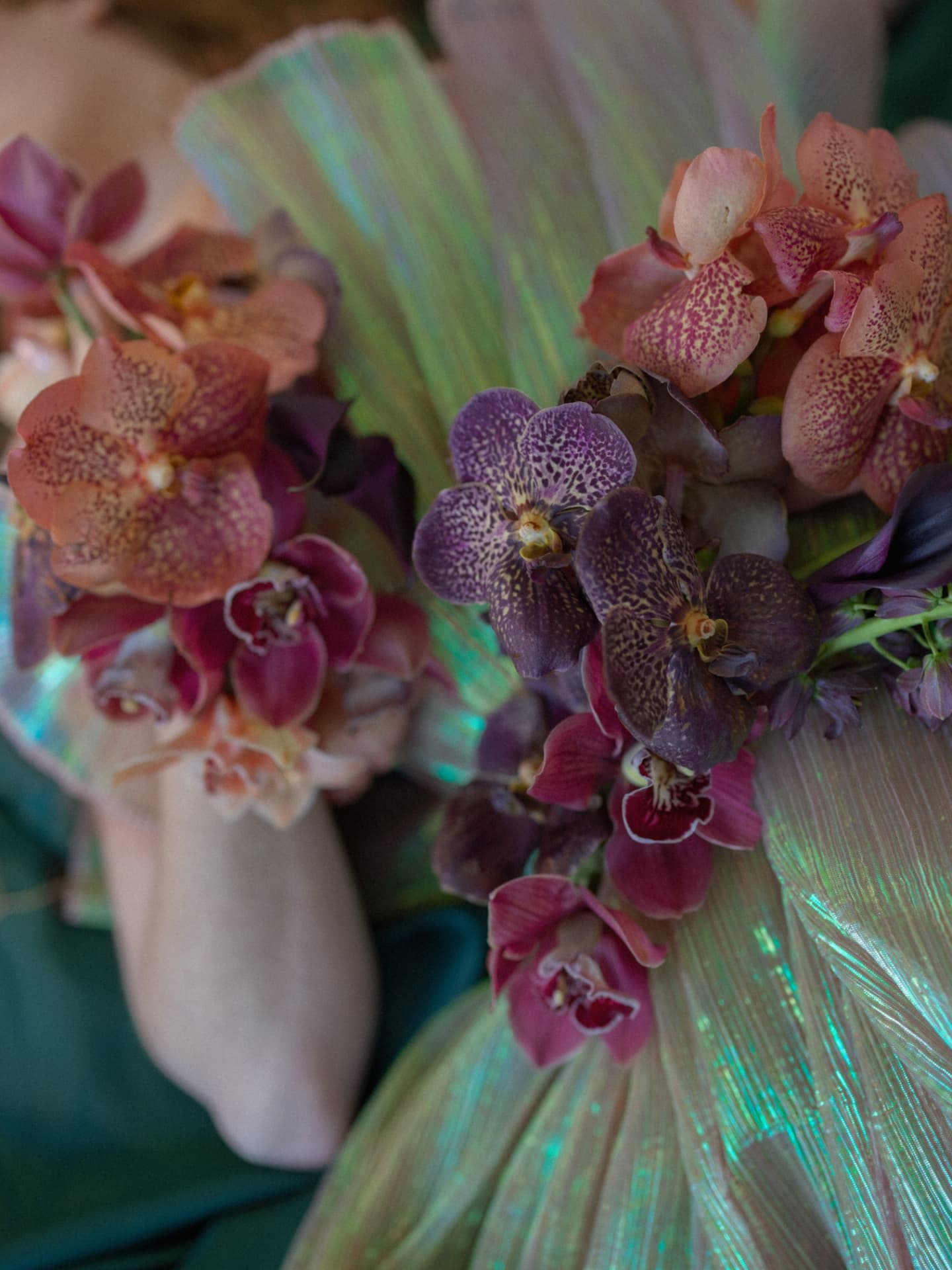 Monday morning.. and these vivacious images jumped in my inbox. @imogenxiana and @holliedanbyhairandmakeup used the studio to be creative. I jumped on the bandwagon and joined in...
Something different.. but finding time to be creative, explore ideas and just.play is vital to keep moving forward in such an industry..
Anyhow a busy week ahead.. wedding prep as we head into another consecutive run of weddings.. Village flower festival looming. Which is my creative play...and moment of rebellion...
Email this morning then studio prep this afternoon.
Have a great start to the week. Hear the sun is back out.
#dorsetfloist
#floraldesign
#floralsyourway
#hairfloral
#raphelites
#styledshoot
#editorial
##fineartwedding #dorsetweddingvendor
#dorsetweddingsupplier
#florals
#flores