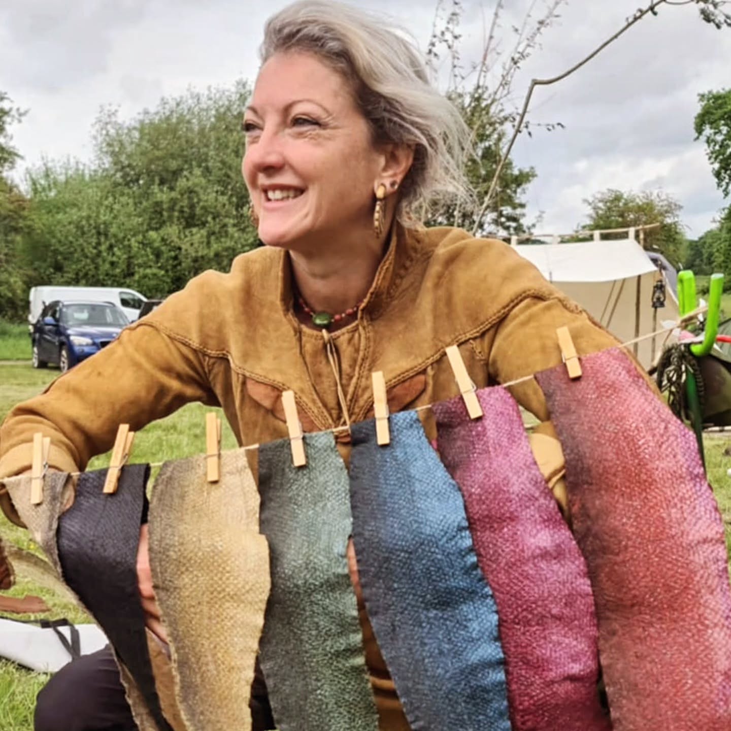 I'm considering creating an online course about how to dye fish skins with natural dyes from plants, minerals, and even insects. And a follow-up course demonstrating sewing techniques for making pouches. What do you think?
#onlinecourse #hidetanning #primitiveskills #fishskin #fishskindyeing #vegetabletan #bushcraft