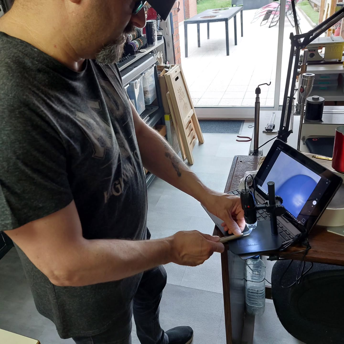 Mes brunissoirs sont chez le docteur !
(Leur diagnostic : surface micro-rayée, glisse compromise.)
👉 Un brunissoir, c’est un outil en pierre d'Agathe qu’on utilise en dorure à la feuille pour faire briller l’or posé sur assiette.
Il ne polit pas vraiment : il compacte la surface par pression, ce qui fait apparaître une brillance miroir, sans aucun vernis. Juste de la pierre, du geste, et de la patience.
Mais comme les miens avaient besoin d’un petit spa lapidaire, j’ai confié mes agathes à @homme.sweet.homme, artisan lapidaire de talent, pour leur redonner toute leur glisse et leur éclat 💎
Merci à lui pour cette remise en forme minérale !
#brunissoir #dorure #agathe #outilancien #lapidaire #artisanat #outildart #restauration