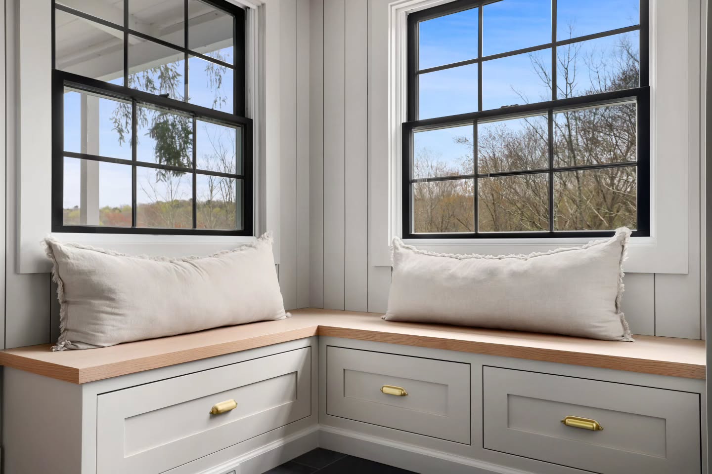 Mudroom bench with a view.
#mudroom #mudroomdesign #millwork #woodwork #luxuryinteriordesign #LuxuryInteriors #luxuryliving #interiors #interiordesign #interiordesigninspiration #interiorgoals #customhomes #storage #renovation #remodel #westchesterliving #houseandhome #homeinspo