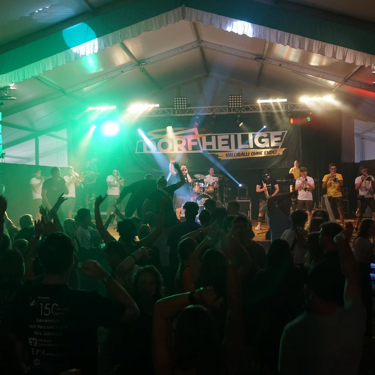 Gschwend, das war der Hammer! 🔥
After Work? Eher All-Night-Party! 🎉
Ein riesiges Dankeschön an die @feuerwehr_gschwend & @festdamen_ffw_gschwend für die Einladung und den mega Abend letzten Donnerstag🙏 – und natürlich: Herzlichen Glückwunsch zum 150-jährigen Jubiläum! 🎊🚒
Ob mit Drink in der Hand oder auf den Bänken tanzend: Ihr habt den kleinen Freitag maximal zelebriert - besser kann man nicht ins Wochenende starten! 🙌🏼🍻
#afterwork #kleinerfreitag #gschwend #dorfheilige