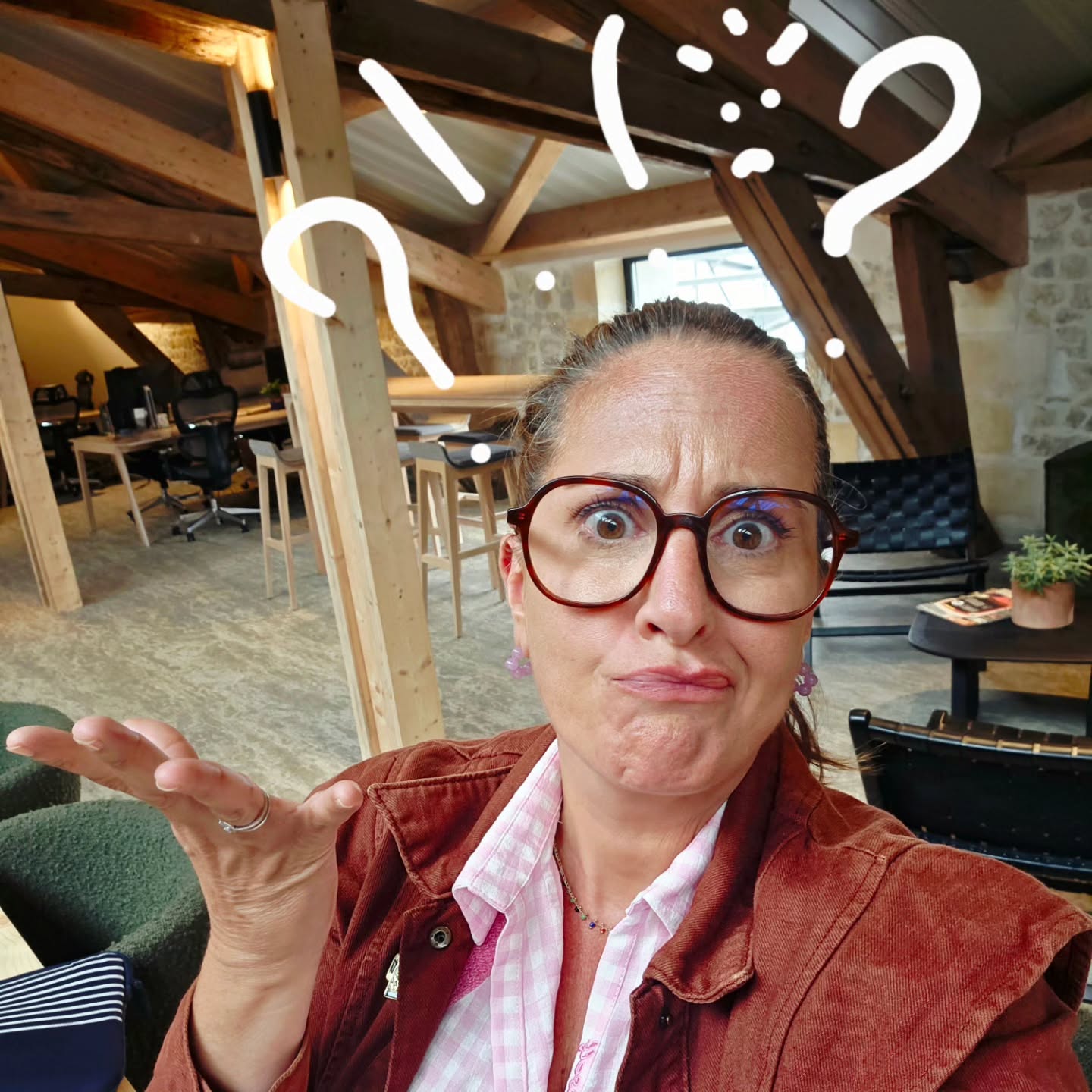 Tout avait très bien commencé.
Après un agréable déjeuner avec @giupaolu @agence_aire, je décide de travailler sur place cet après-midi.
Mais depuis ce matin, je sais que j'ai oublié quelque chose ... Oui, mais quoi ?
Mais c'est bien sûr ! Recharger l'ordi avant de partir ET de prendre son chargeur.
Bon ... Ben cela sera un "touch and go". Tu m'vois, tu m'vois pas !
Quand je vous dis que je suis tête en l'air. 🤦♀️